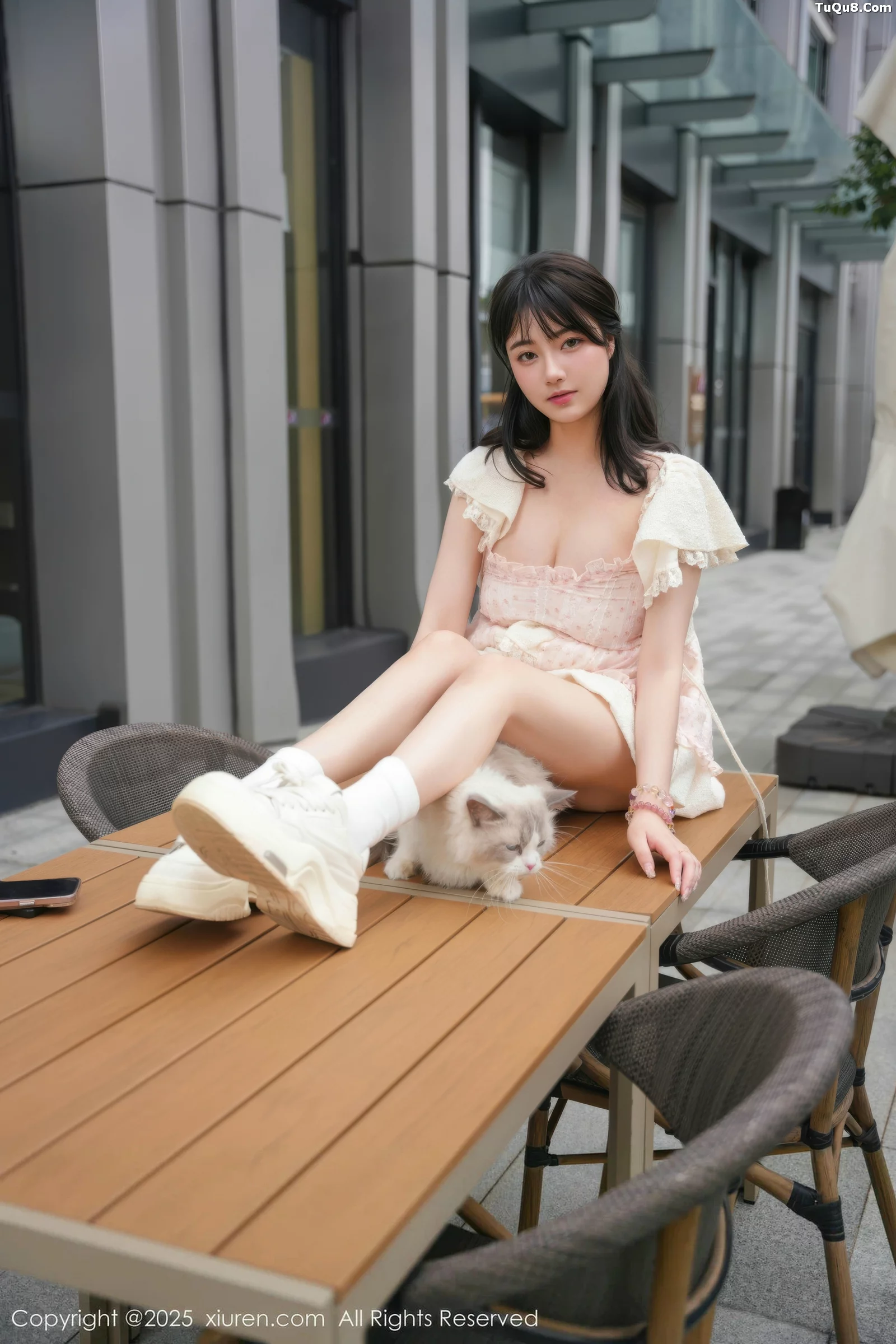   [XiuRen]高清写真图 2025.09.05 No.10734 软情 浅色连衣短裙第21张图片