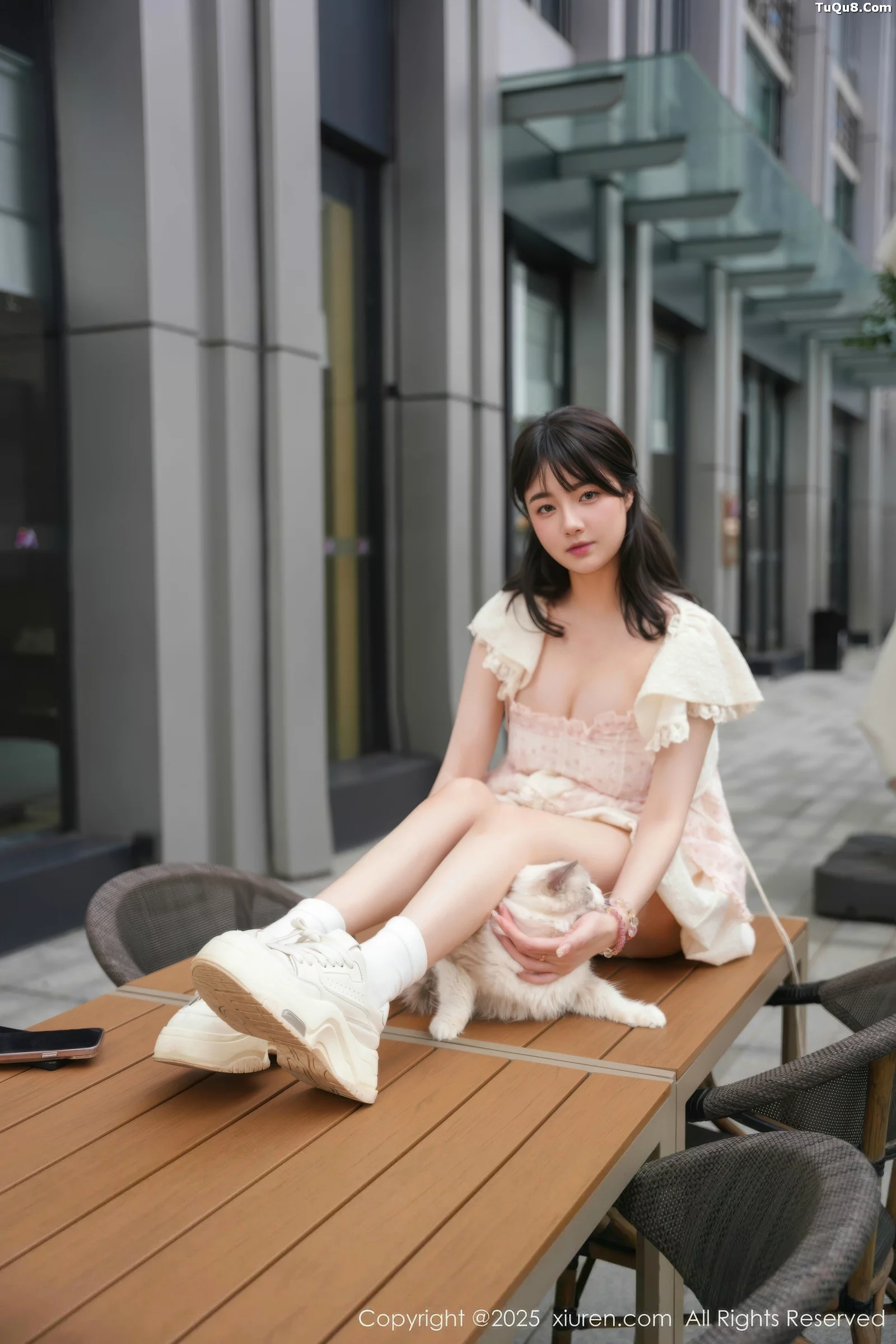   [XiuRen]高清写真图 2025.09.05 No.10734 软情 浅色连衣短裙第22张图片