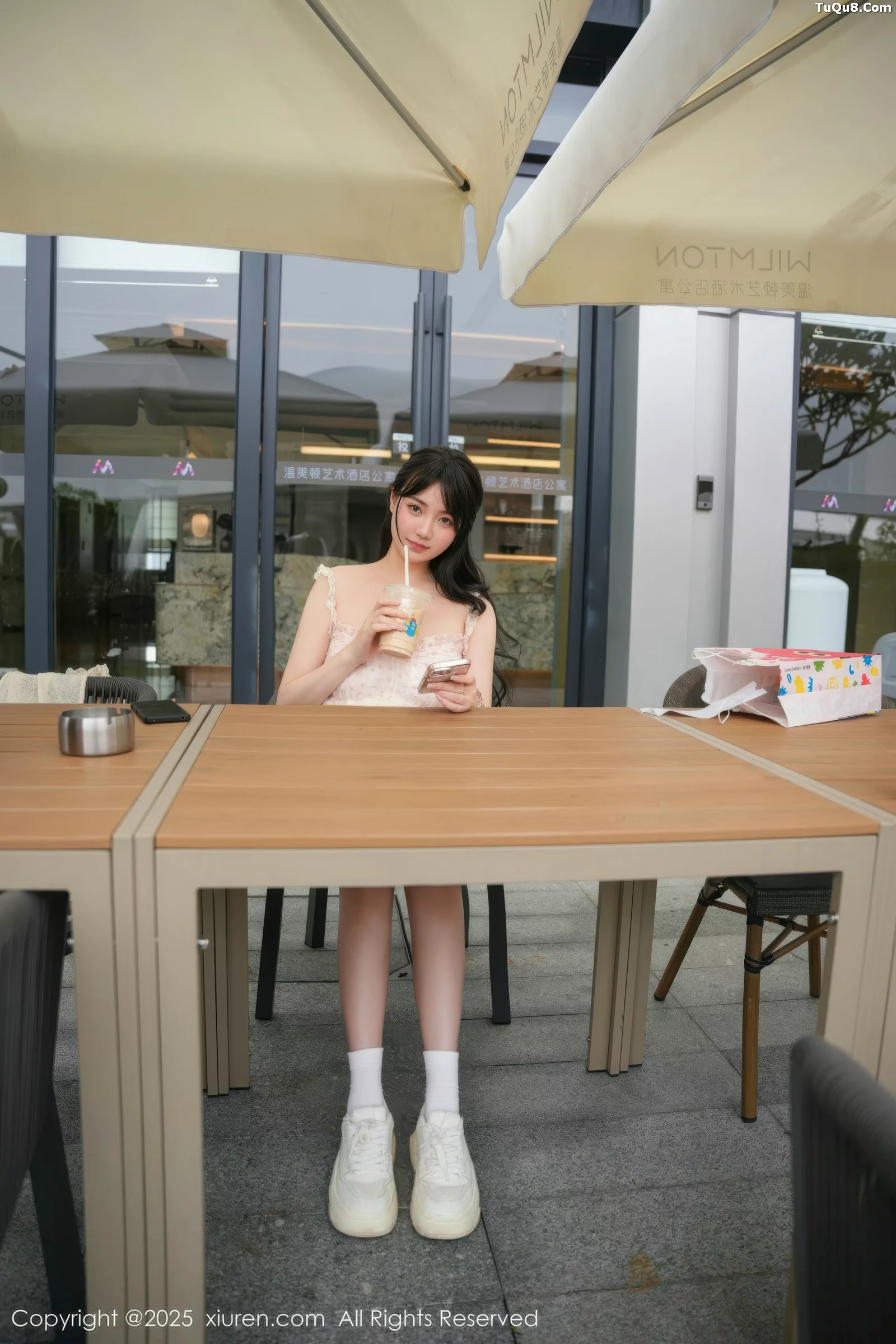   [XiuRen]高清写真图 2025.09.05 No.10734 软情 浅色连衣短裙第25张图片