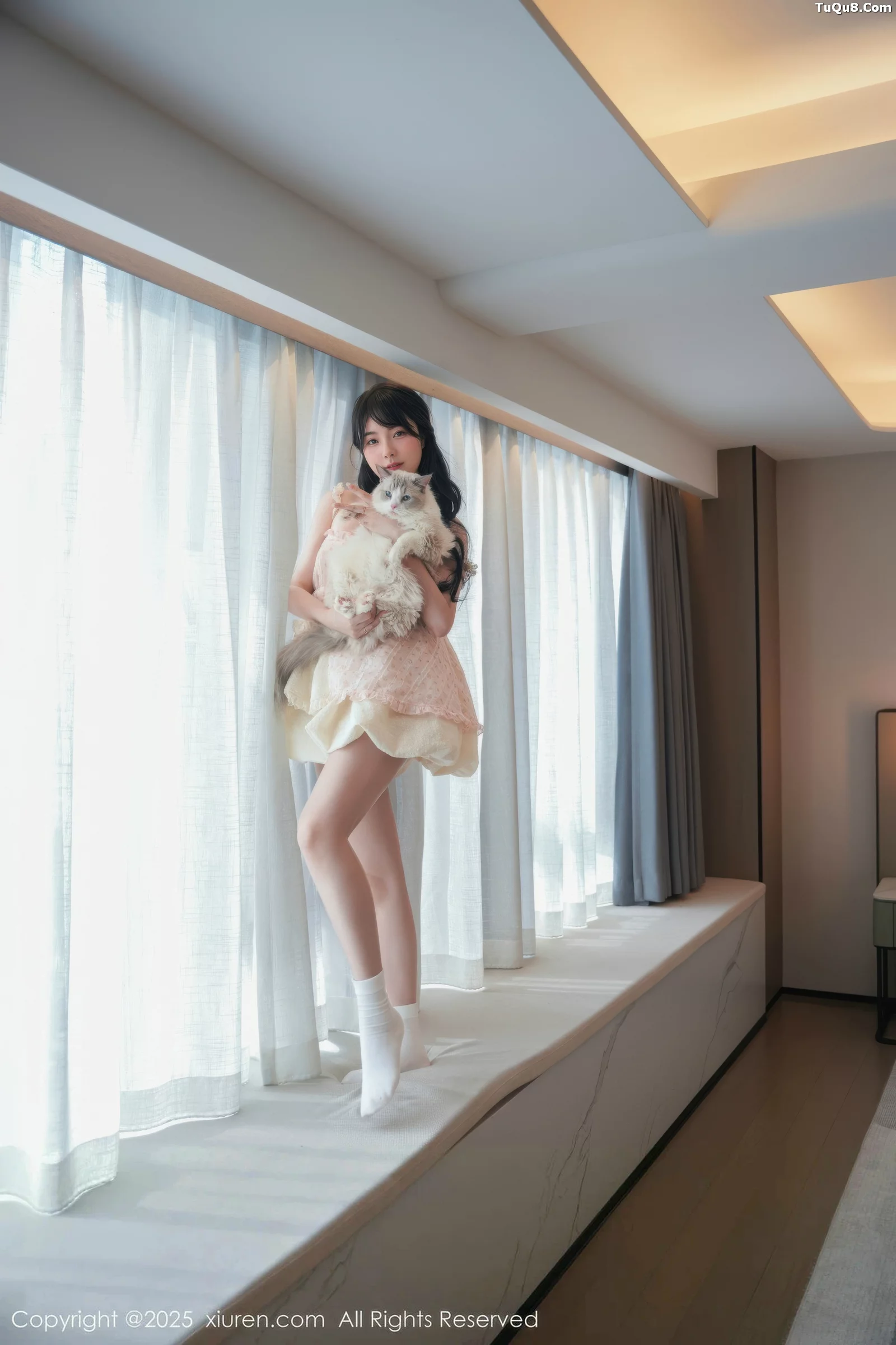   [XiuRen]高清写真图 2025.09.05 No.10734 软情 浅色连衣短裙第26张图片
