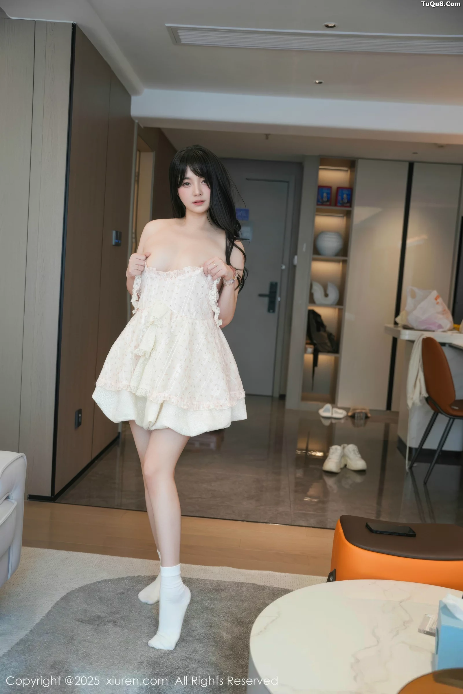   [XiuRen]高清写真图 2025.09.05 No.10734 软情 浅色连衣短裙第39张图片