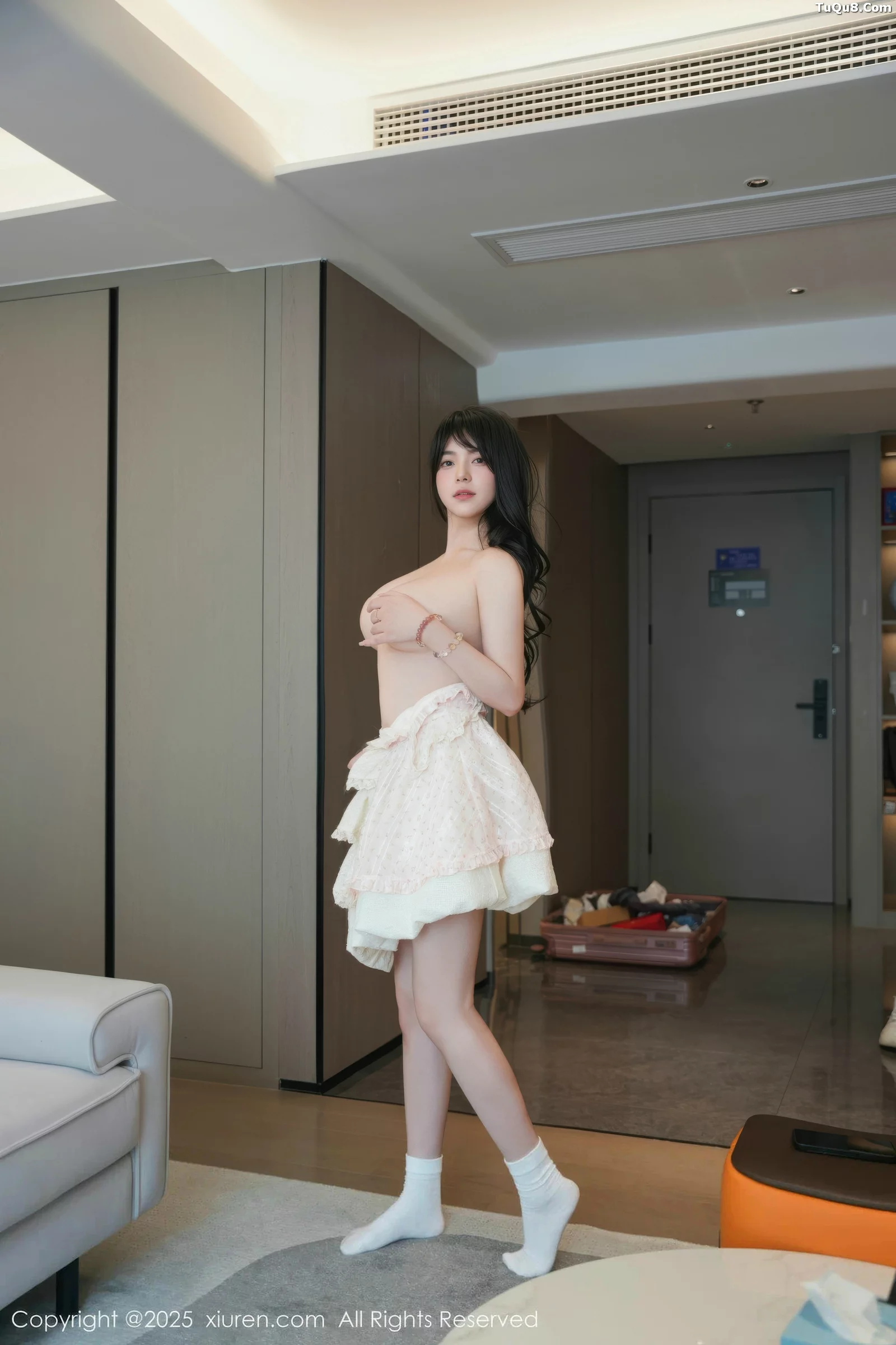   [XiuRen]高清写真图 2025.09.05 No.10734 软情 浅色连衣短裙第42张图片