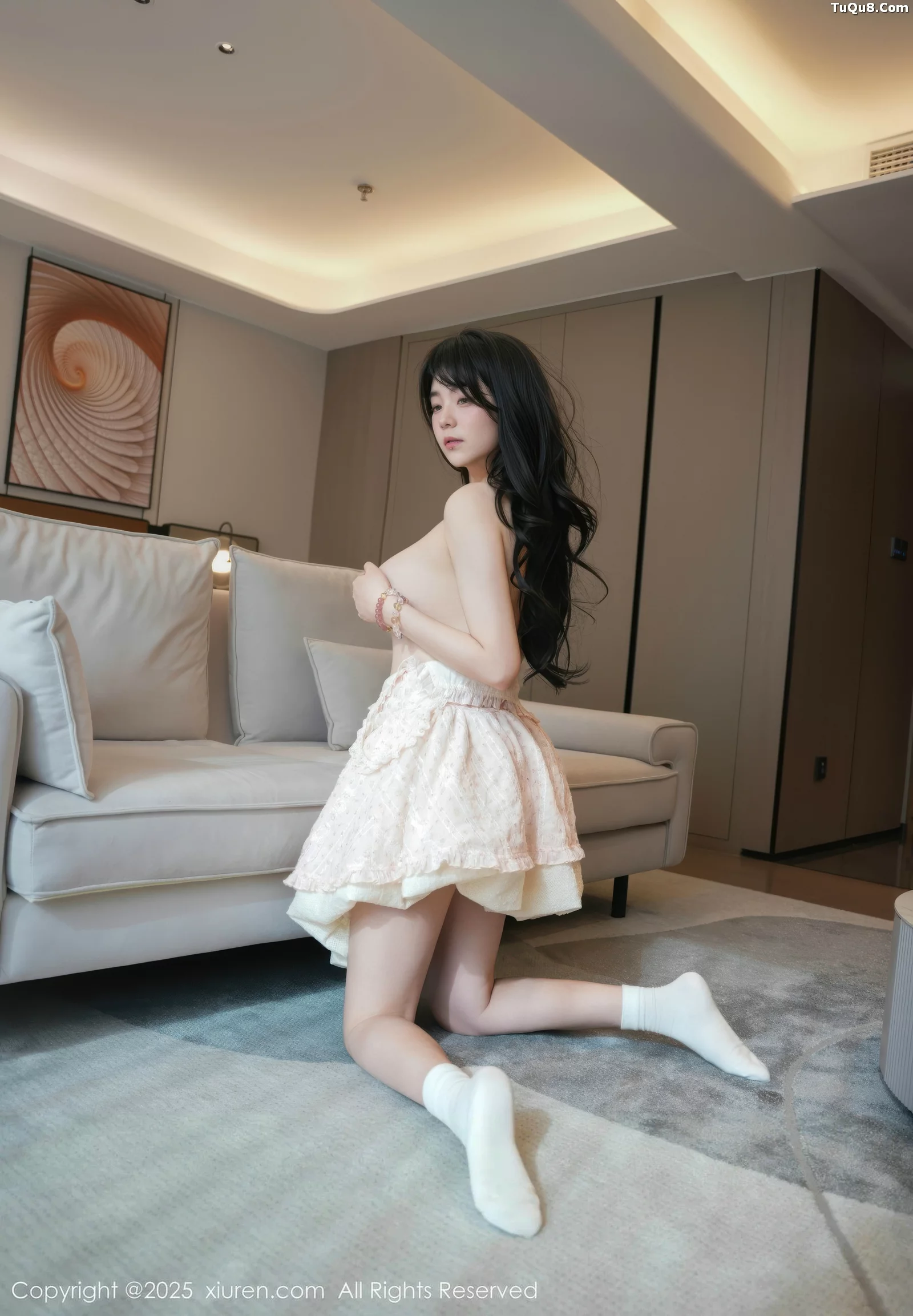   [XiuRen]高清写真图 2025.09.05 No.10734 软情 浅色连衣短裙第46张图片