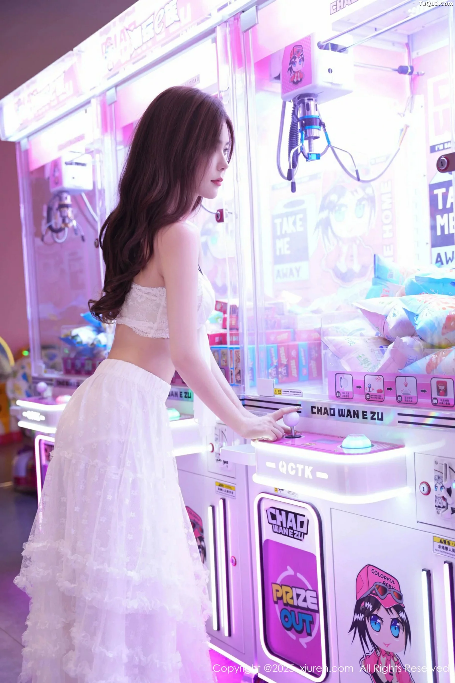   [XiuRen]高清写真图 2025.09.22 No.10791 拍黄瓜girl 白色连衣裙第1张图片