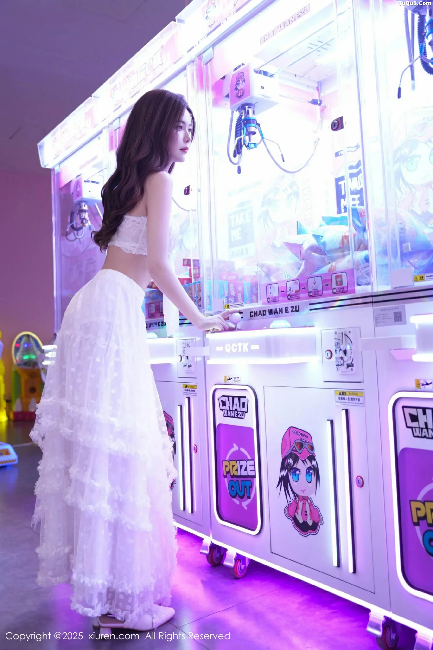   [XiuRen]高清写真图 2025.09.22 No.10791 拍黄瓜girl 白色连衣裙第4张图片