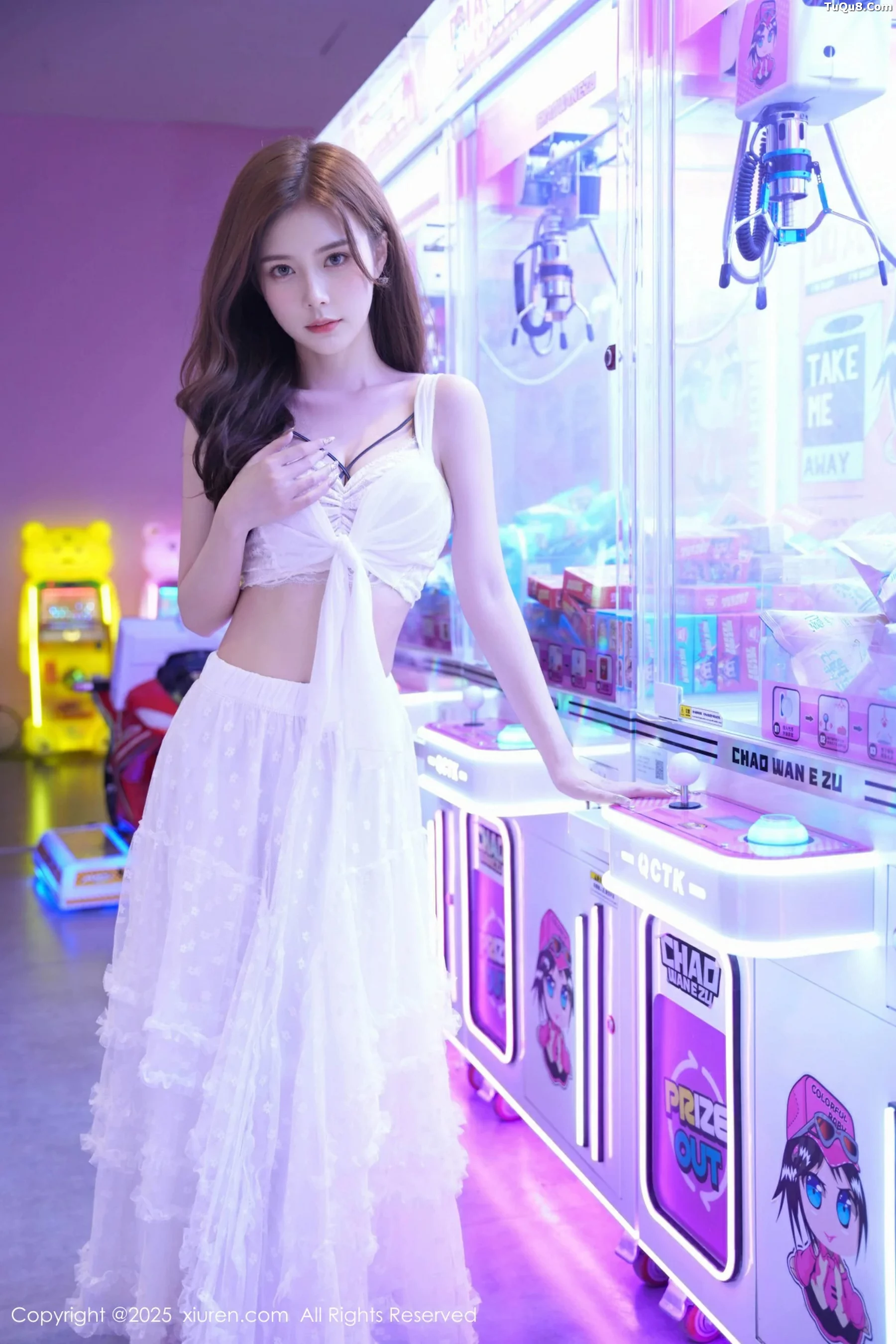   [XiuRen]高清写真图 2025.09.22 No.10791 拍黄瓜girl 白色连衣裙第5张图片