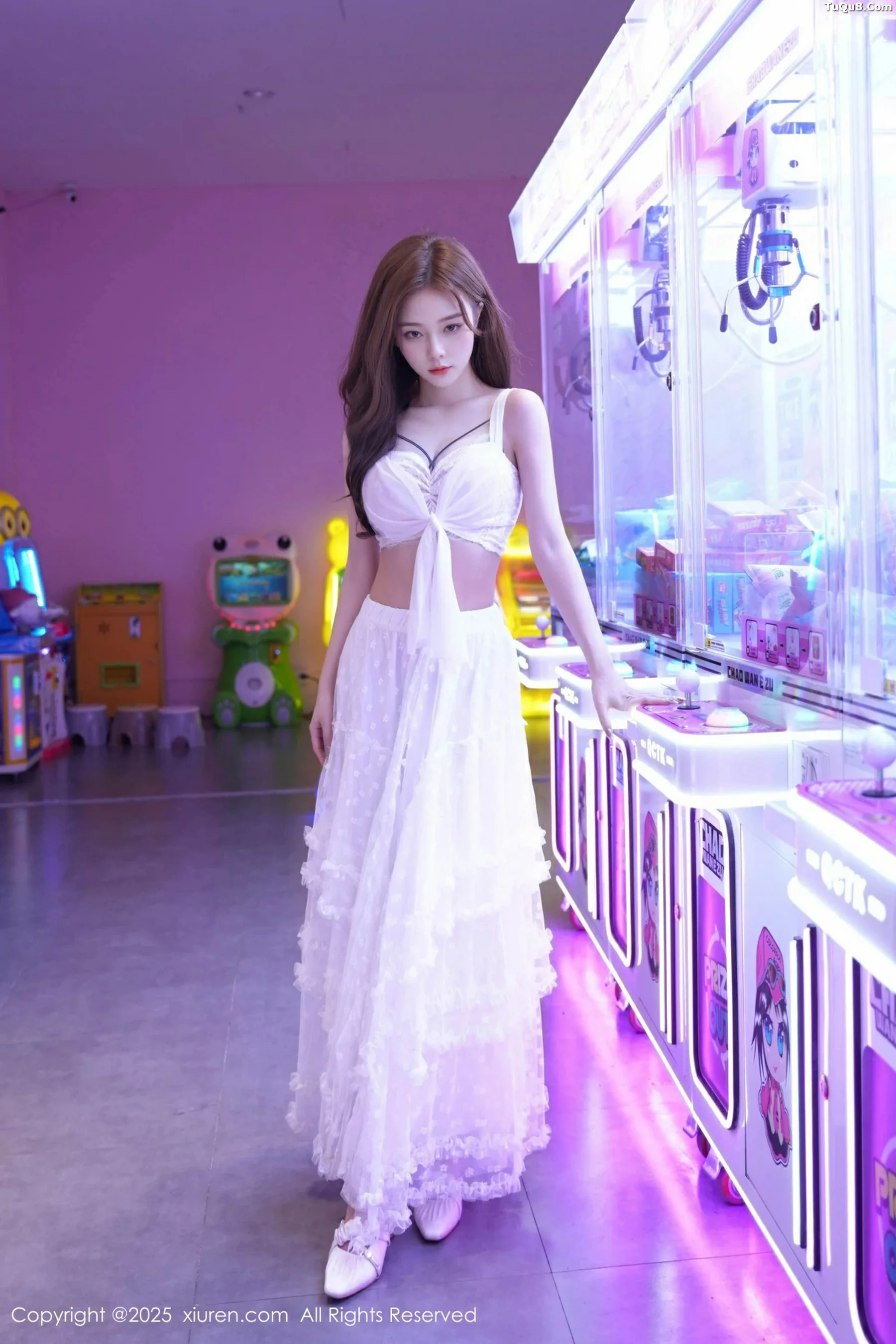   [XiuRen]高清写真图 2025.09.22 No.10791 拍黄瓜girl 白色连衣裙第6张图片