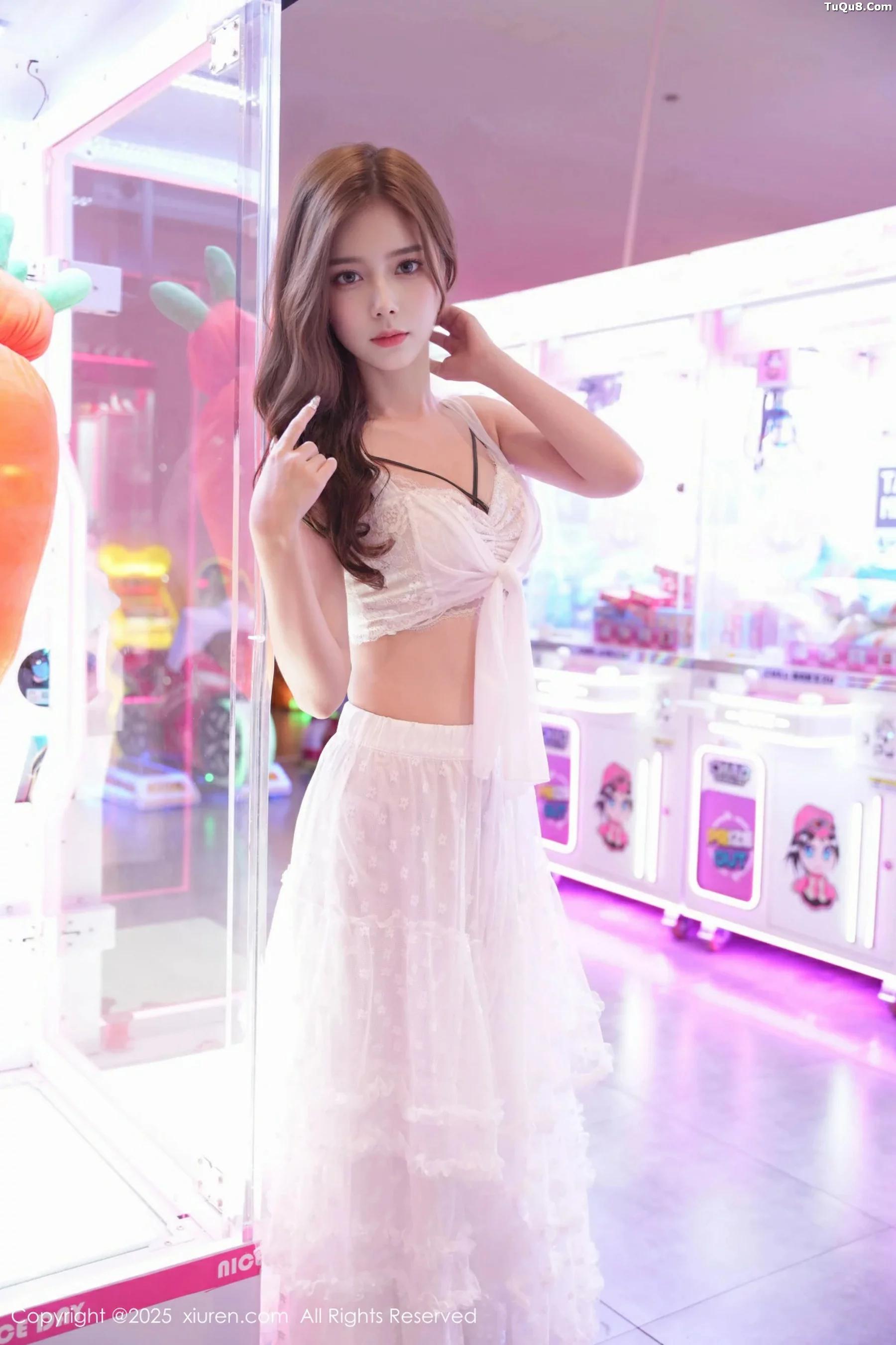   [XiuRen]高清写真图 2025.09.22 No.10791 拍黄瓜girl 白色连衣裙第11张图片