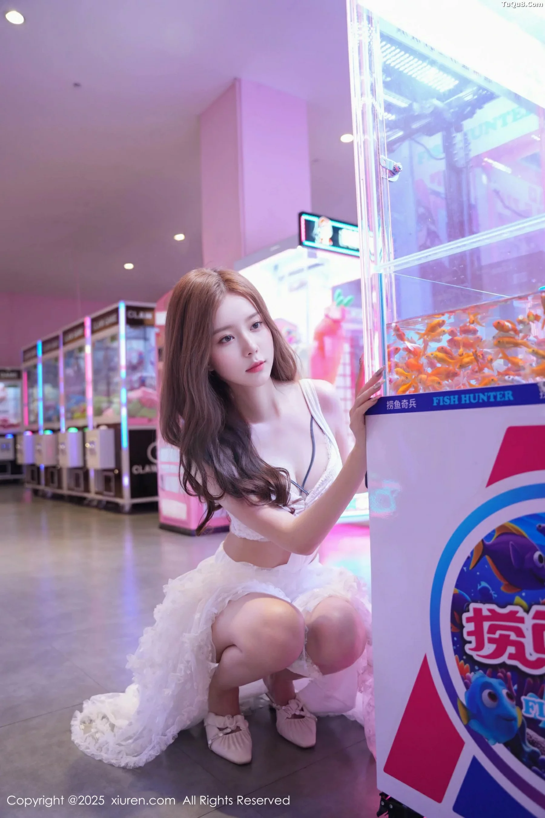   [XiuRen]高清写真图 2025.09.22 No.10791 拍黄瓜girl 白色连衣裙第13张图片