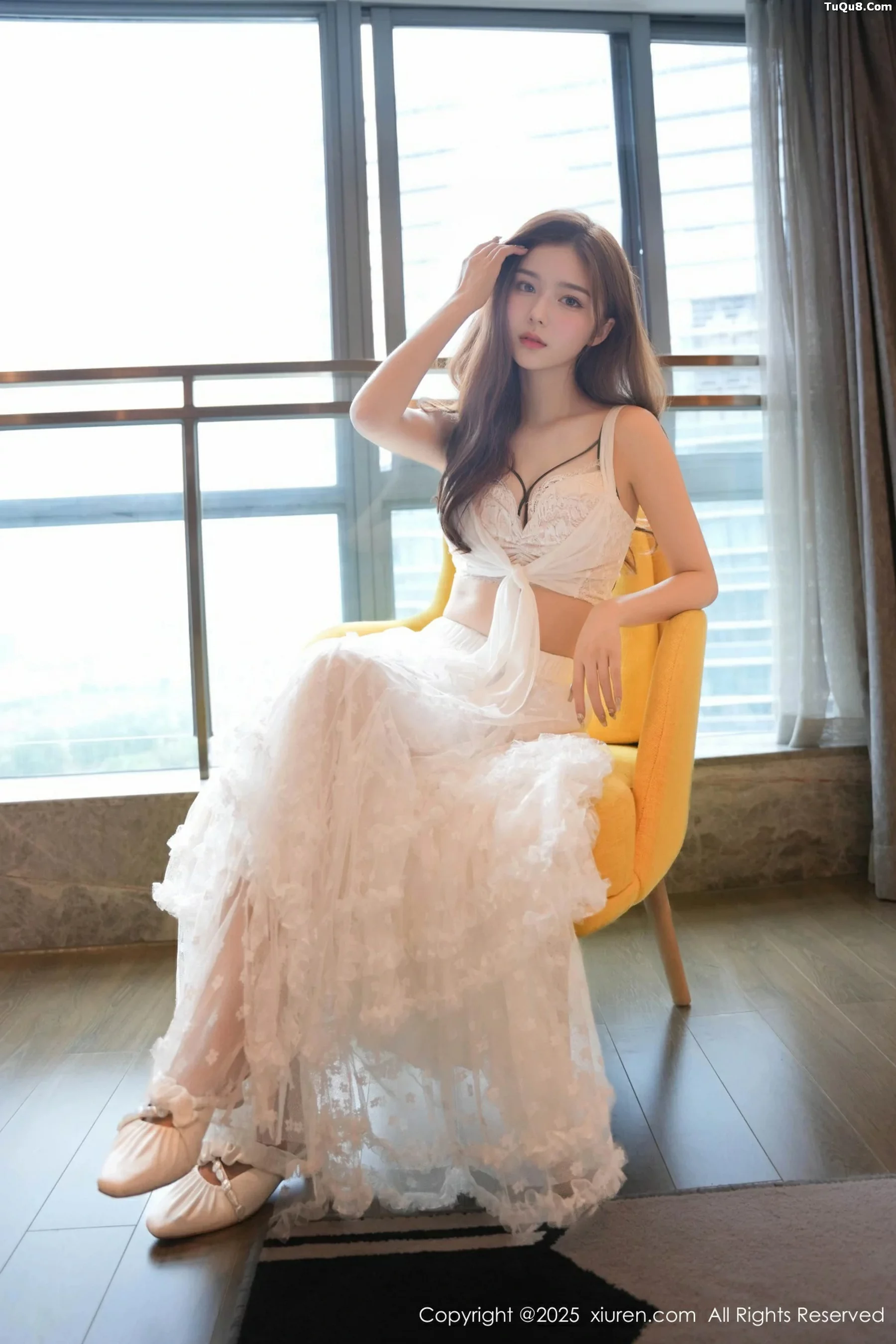   [XiuRen]高清写真图 2025.09.22 No.10791 拍黄瓜girl 白色连衣裙第14张图片