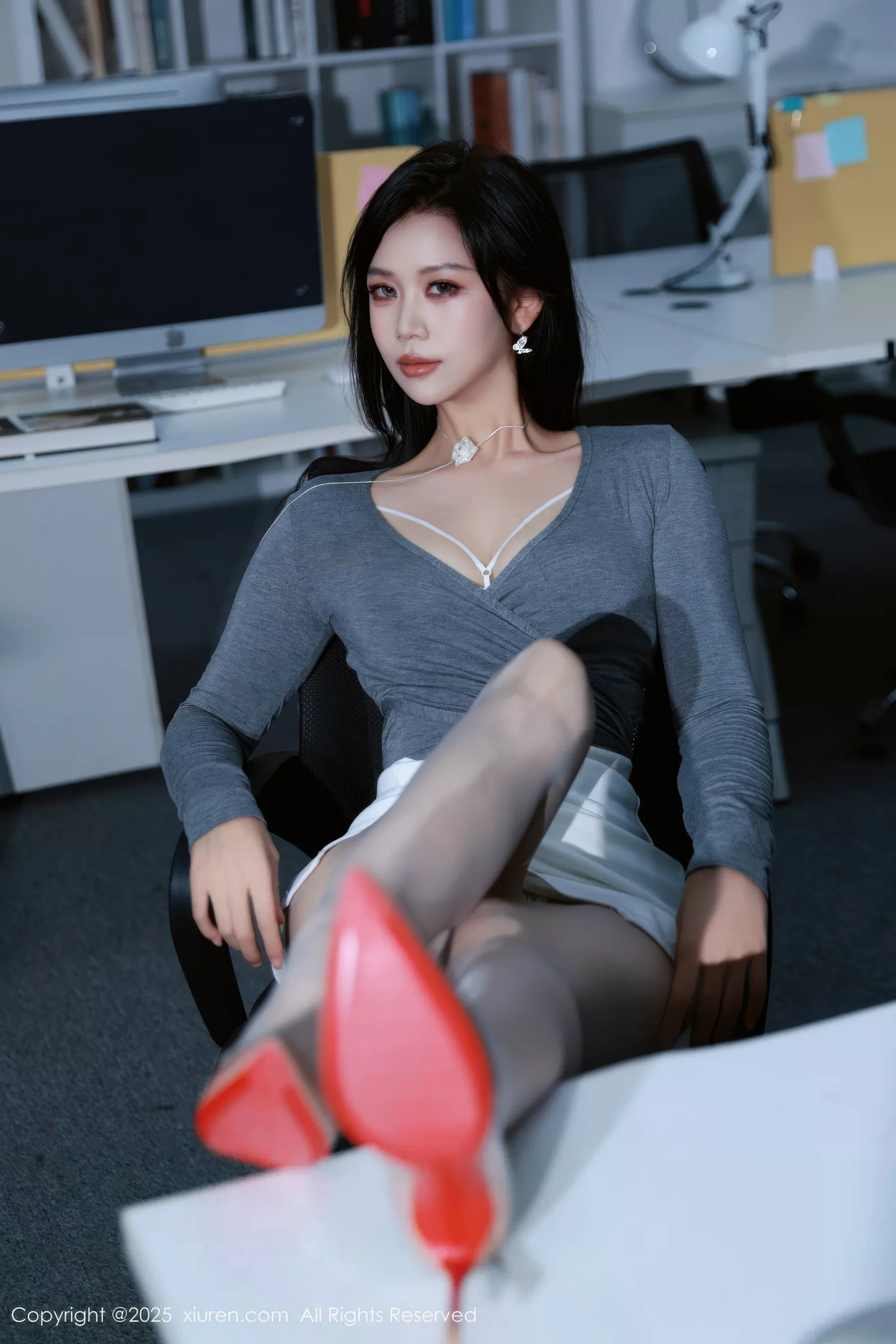   [XiuRen]高清写真图 2025.09.18 No.10780 玫瑰我爱你 白色包臀裙第15张图片