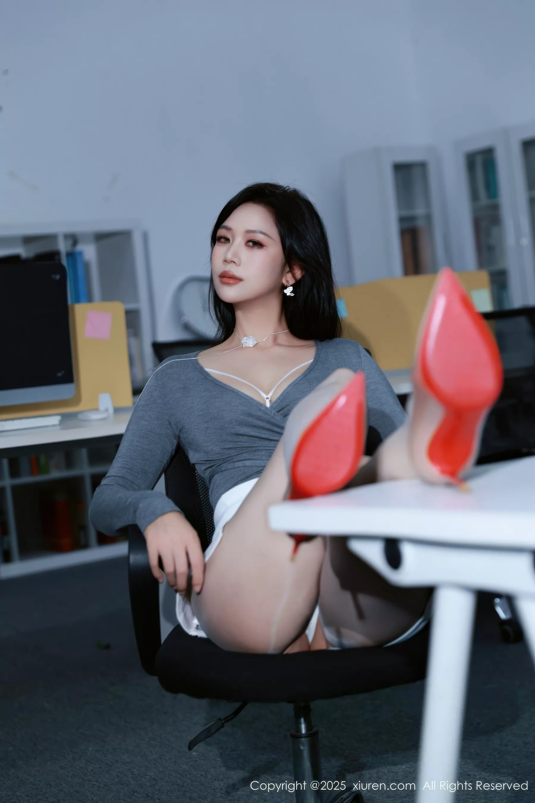   [XiuRen]高清写真图 2025.09.18 No.10780 玫瑰我爱你 白色包臀裙第16张图片