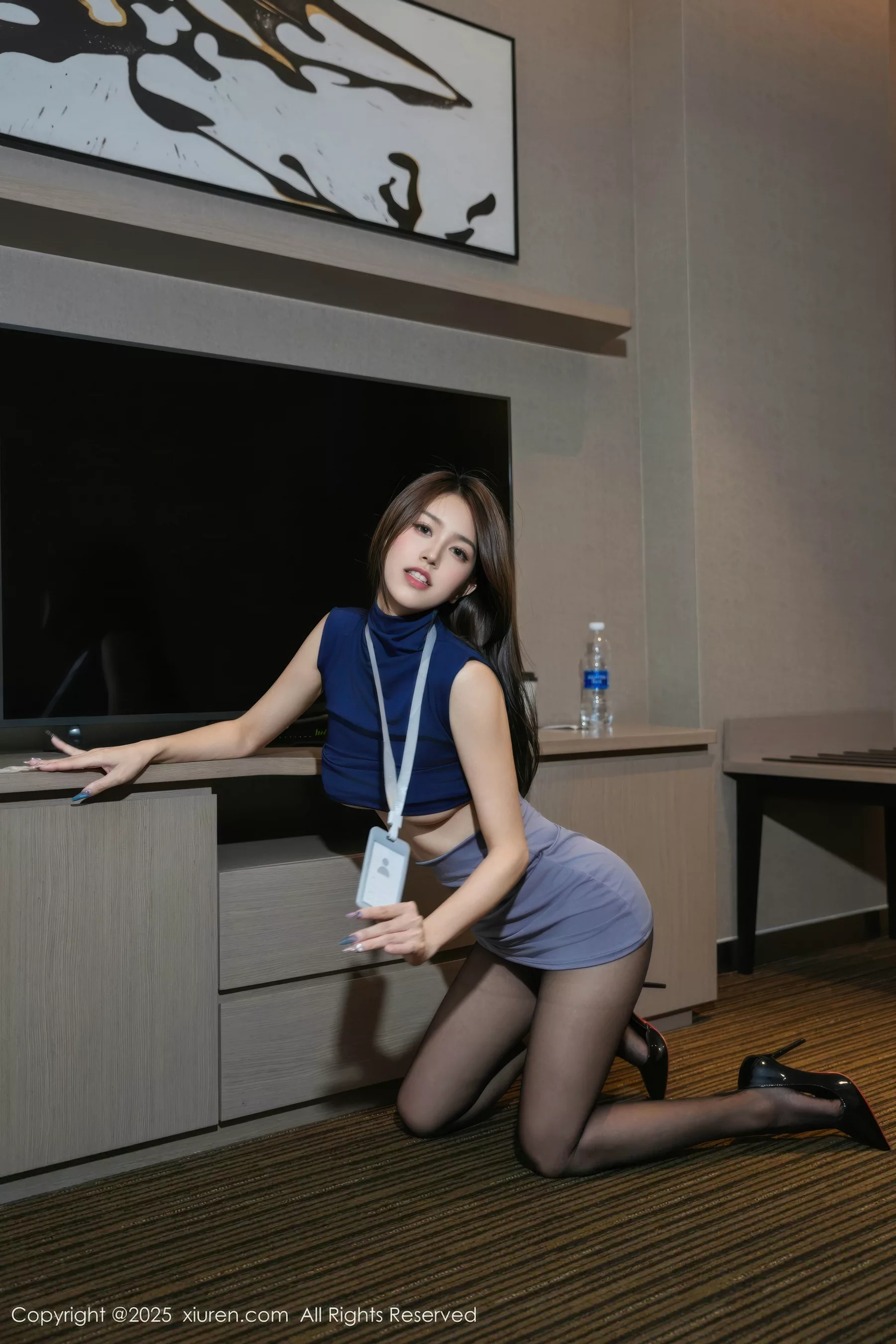   [XiuRen]高清写真图 2025.09.17 No.10777 Well11 蓝色职业装第29张图片