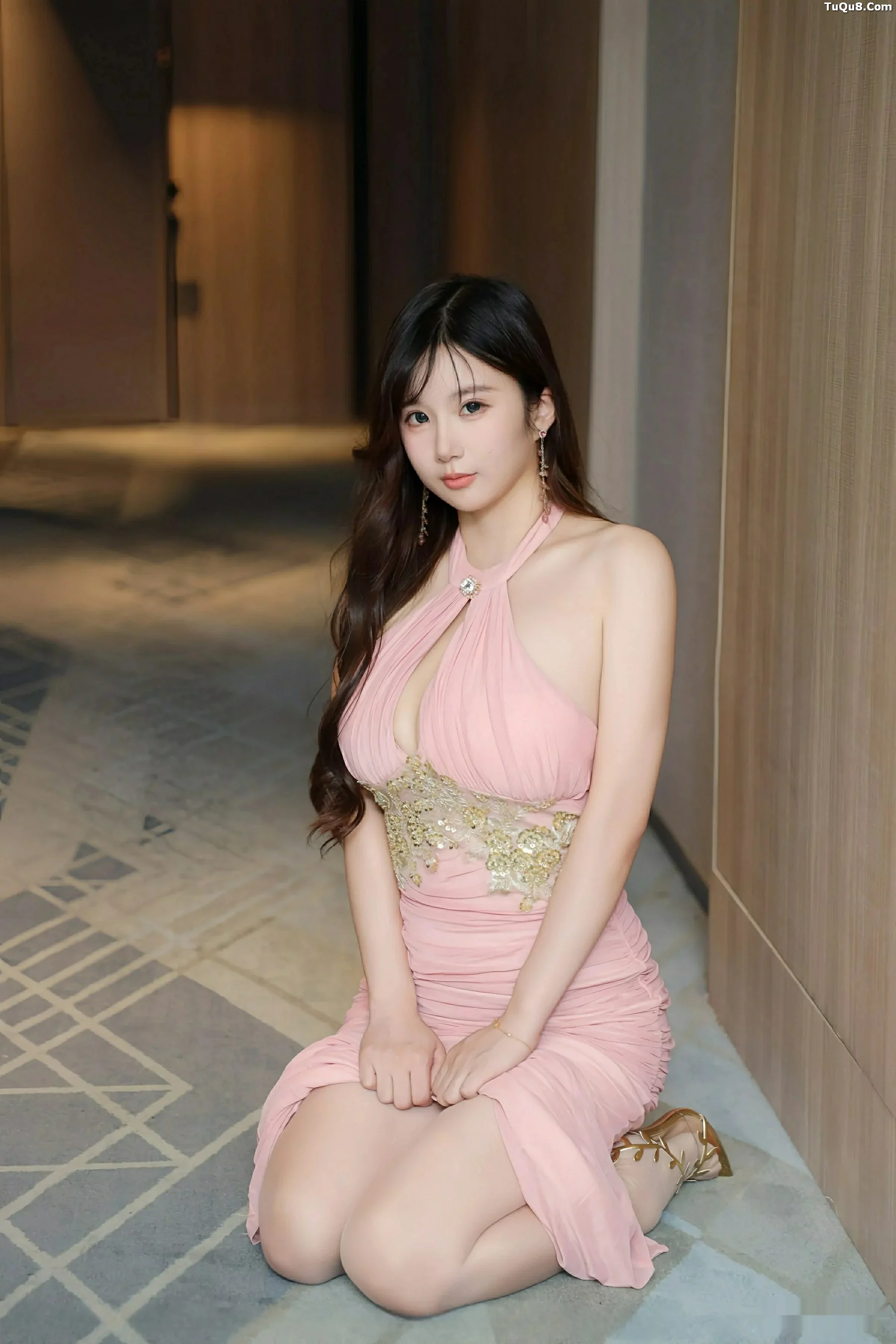   [XiuRen]高清写真图 2025.09.19 No.10786 小肉肉咪 粉色长裙第8张图片