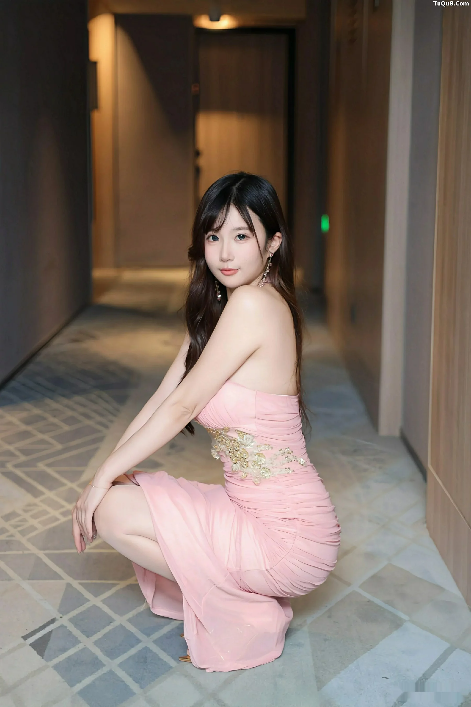   [XiuRen]高清写真图 2025.09.19 No.10786 小肉肉咪 粉色长裙第9张图片