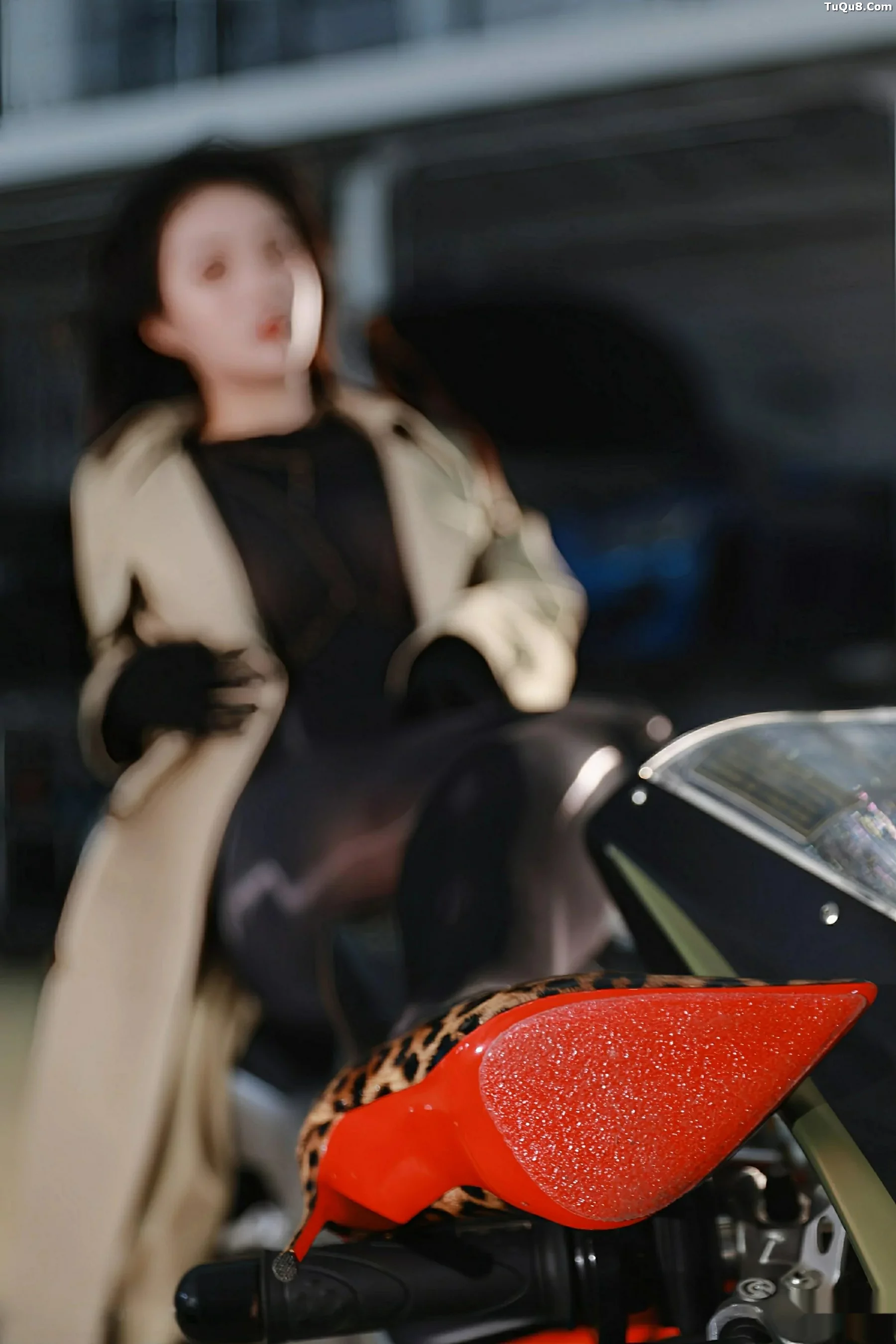   [XiuRen]高清写真图 2025.09.19 No.10788 南乔 连体丝袜第9张图片