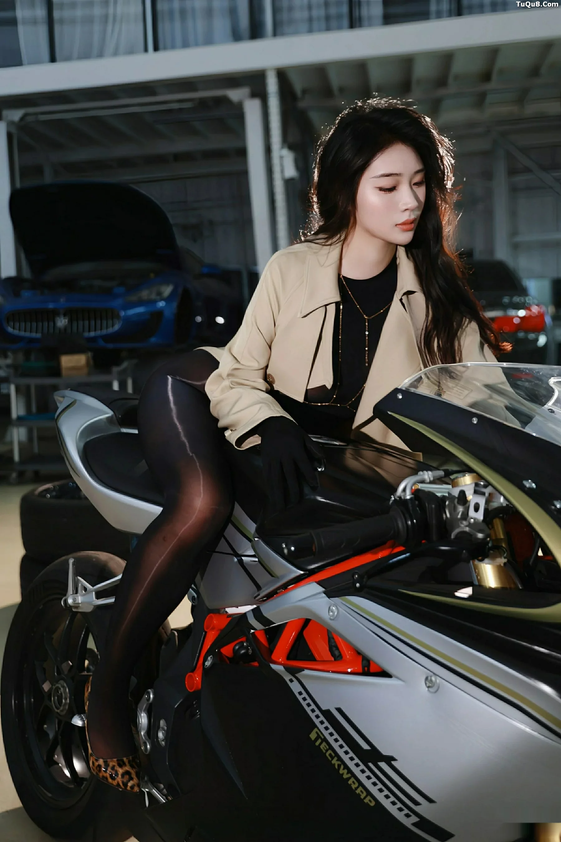   [XiuRen]高清写真图 2025.09.19 No.10788 南乔 连体丝袜第12张图片