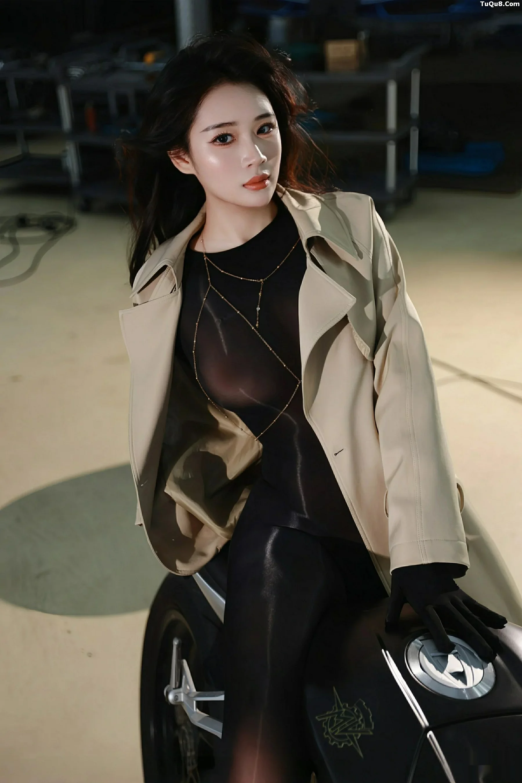   [XiuRen]高清写真图 2025.09.19 No.10788 南乔 连体丝袜第15张图片