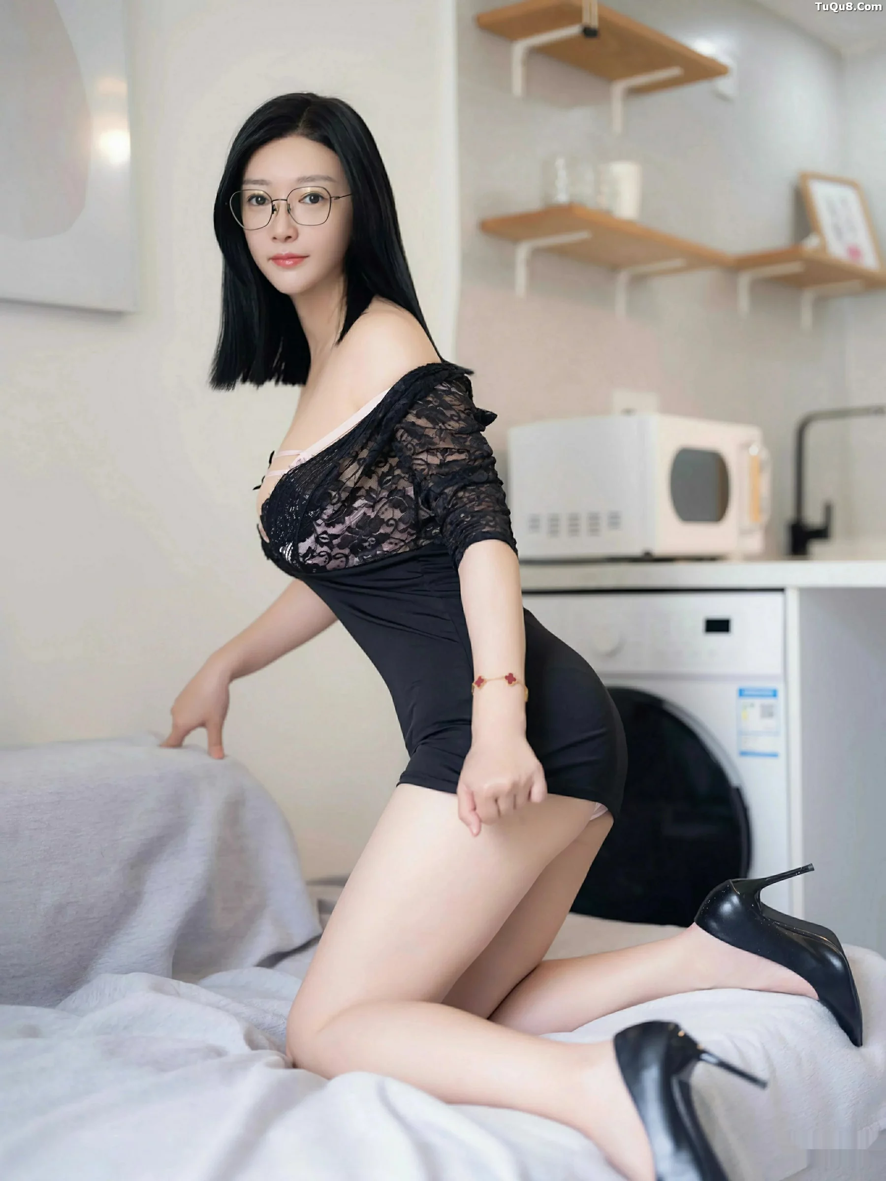   [XiuRen]高清写真图 2025.09.23 No.10796 雅茹老师 紫色短裙第18张图片
