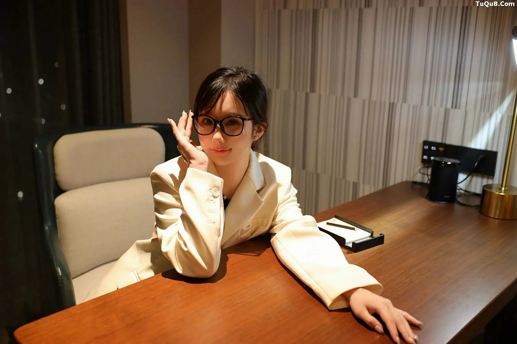   [XiuRen]高清写真图 2025.09.25 No.10805 小肉肉咪 OL服饰第36张图片