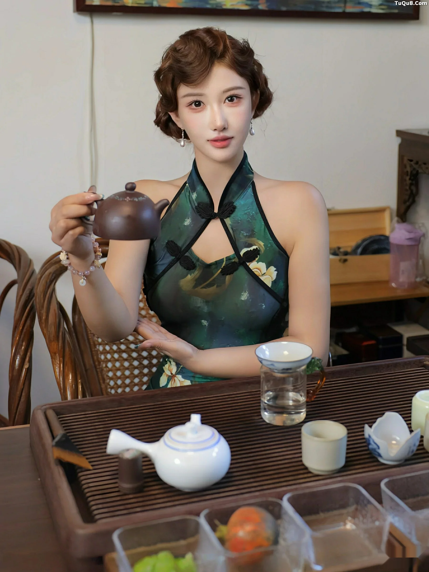   [XiuRen]高清写真图 2025.09.26 No.10815 金允希Yuki 绿色旗袍第1张图片