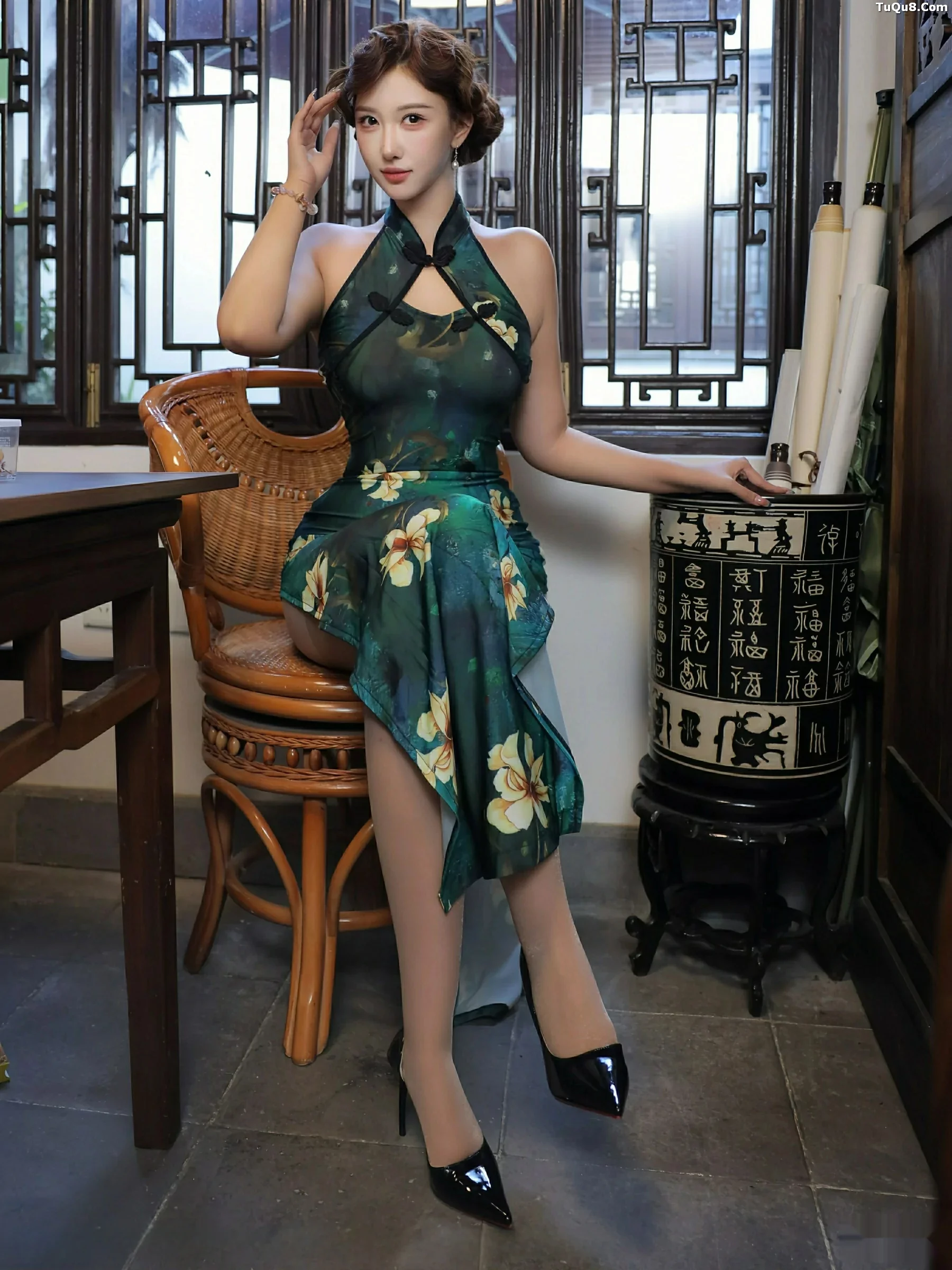   [XiuRen]高清写真图 2025.09.26 No.10815 金允希Yuki 绿色旗袍第23张图片
