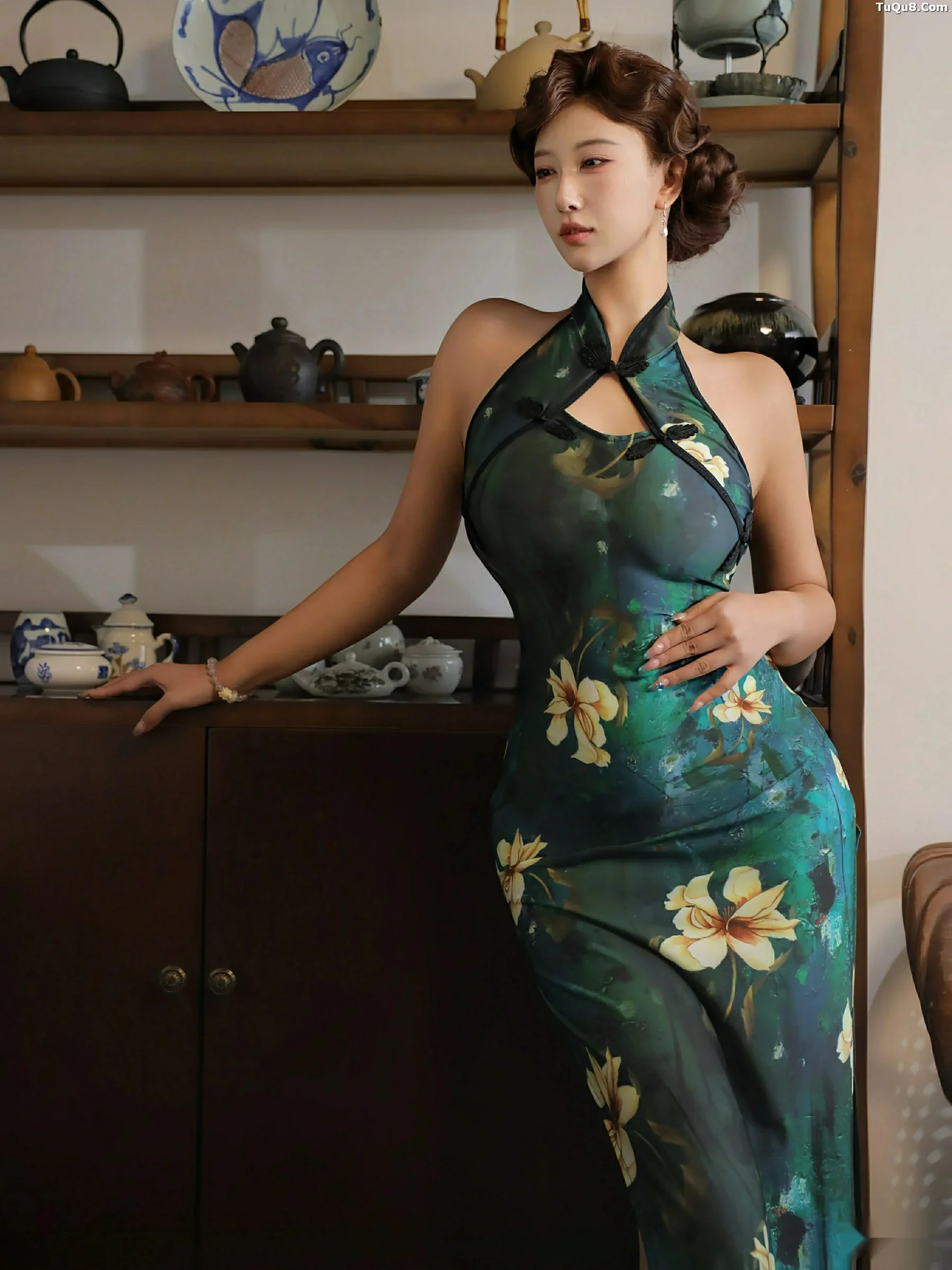   [XiuRen]高清写真图 2025.09.26 No.10815 金允希Yuki 绿色旗袍第25张图片