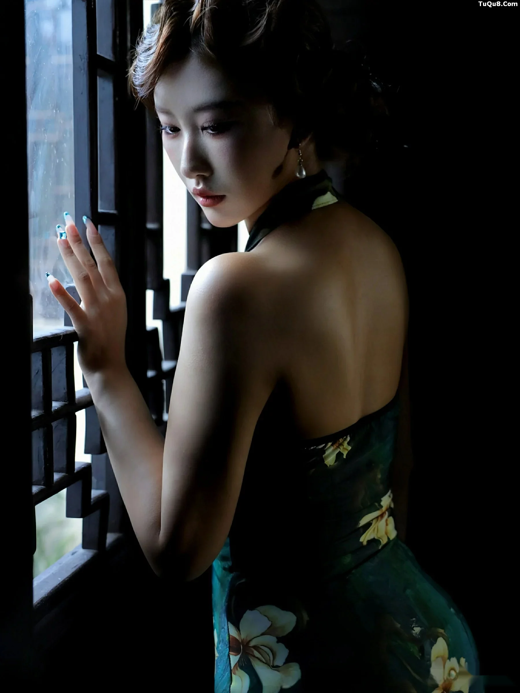   [XiuRen]高清写真图 2025.09.26 No.10815 金允希Yuki 绿色旗袍第27张图片