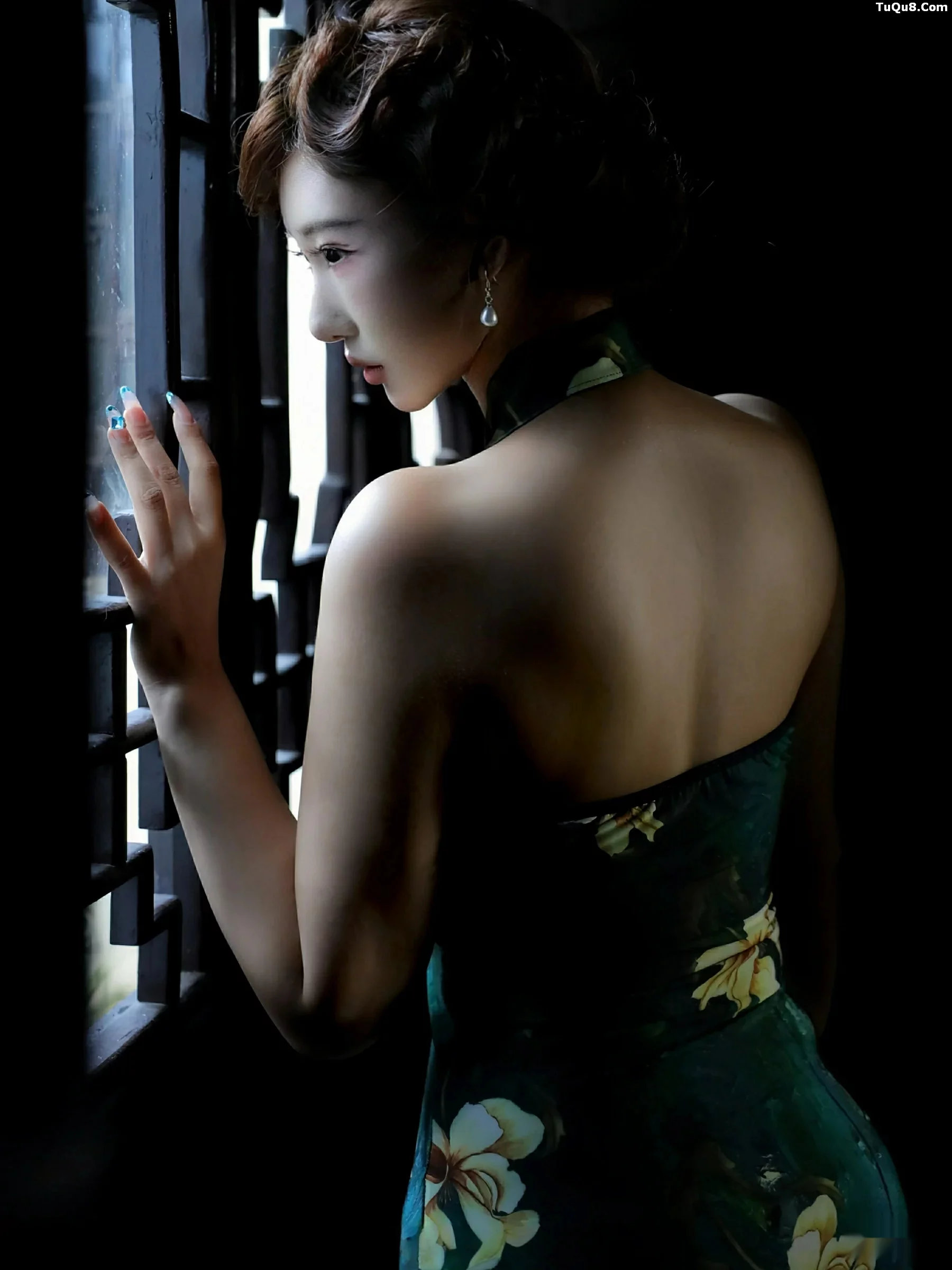   [XiuRen]高清写真图 2025.09.26 No.10815 金允希Yuki 绿色旗袍第32张图片