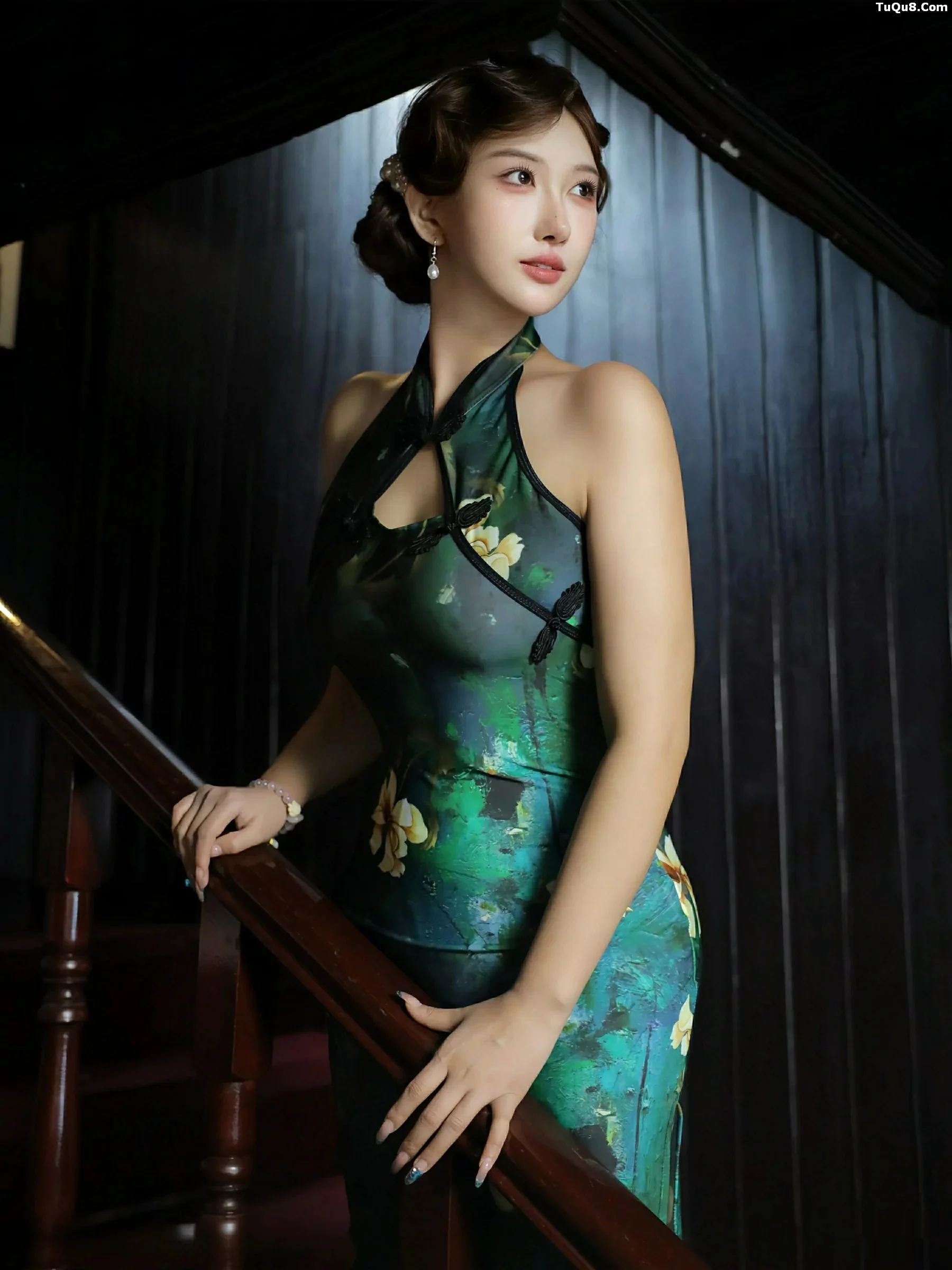   [XiuRen]高清写真图 2025.09.26 No.10815 金允希Yuki 绿色旗袍第38张图片