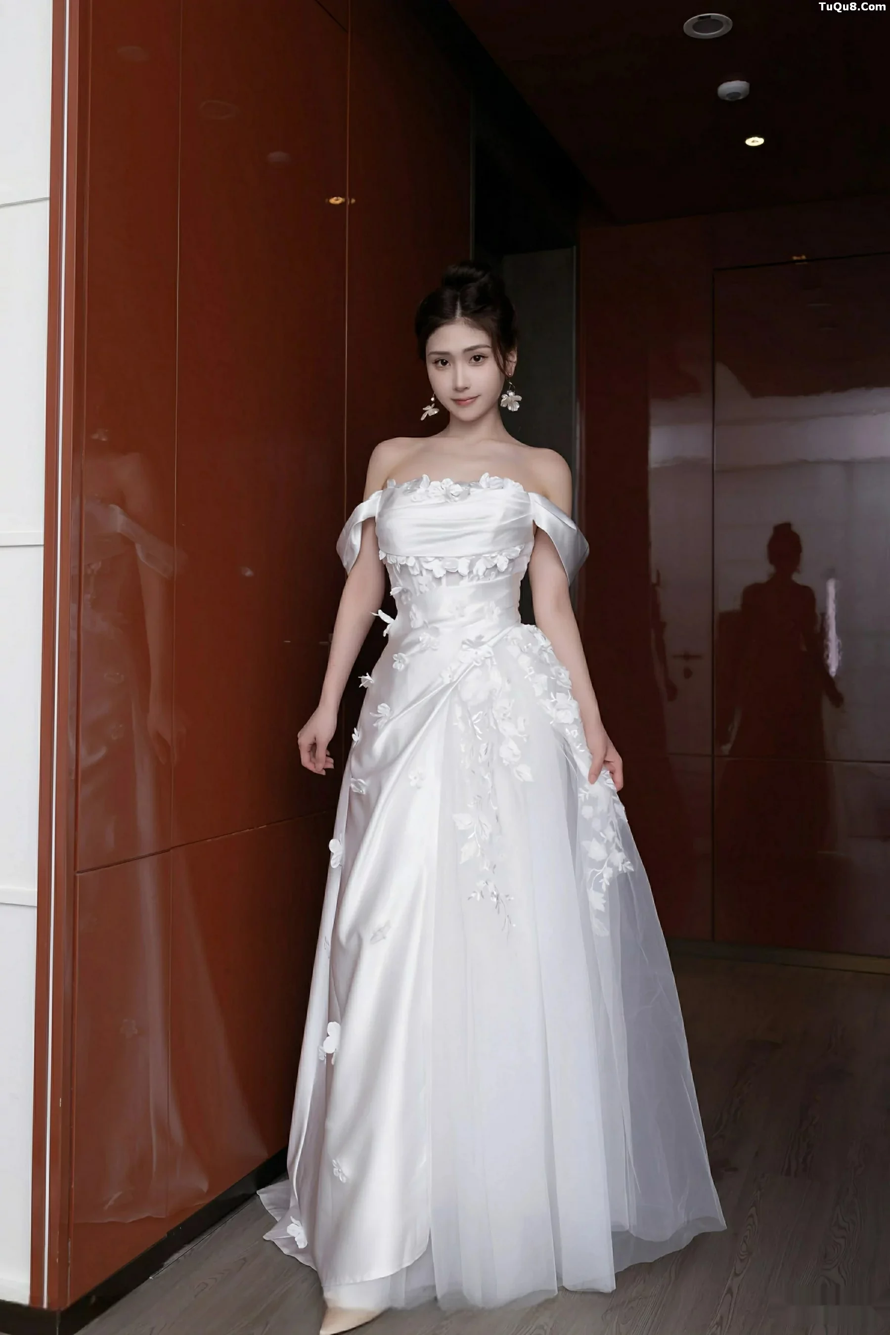   [XiuRen]高清写真图 2025.09.26 No.10814 刘婷婷 白色婚纱第1张图片