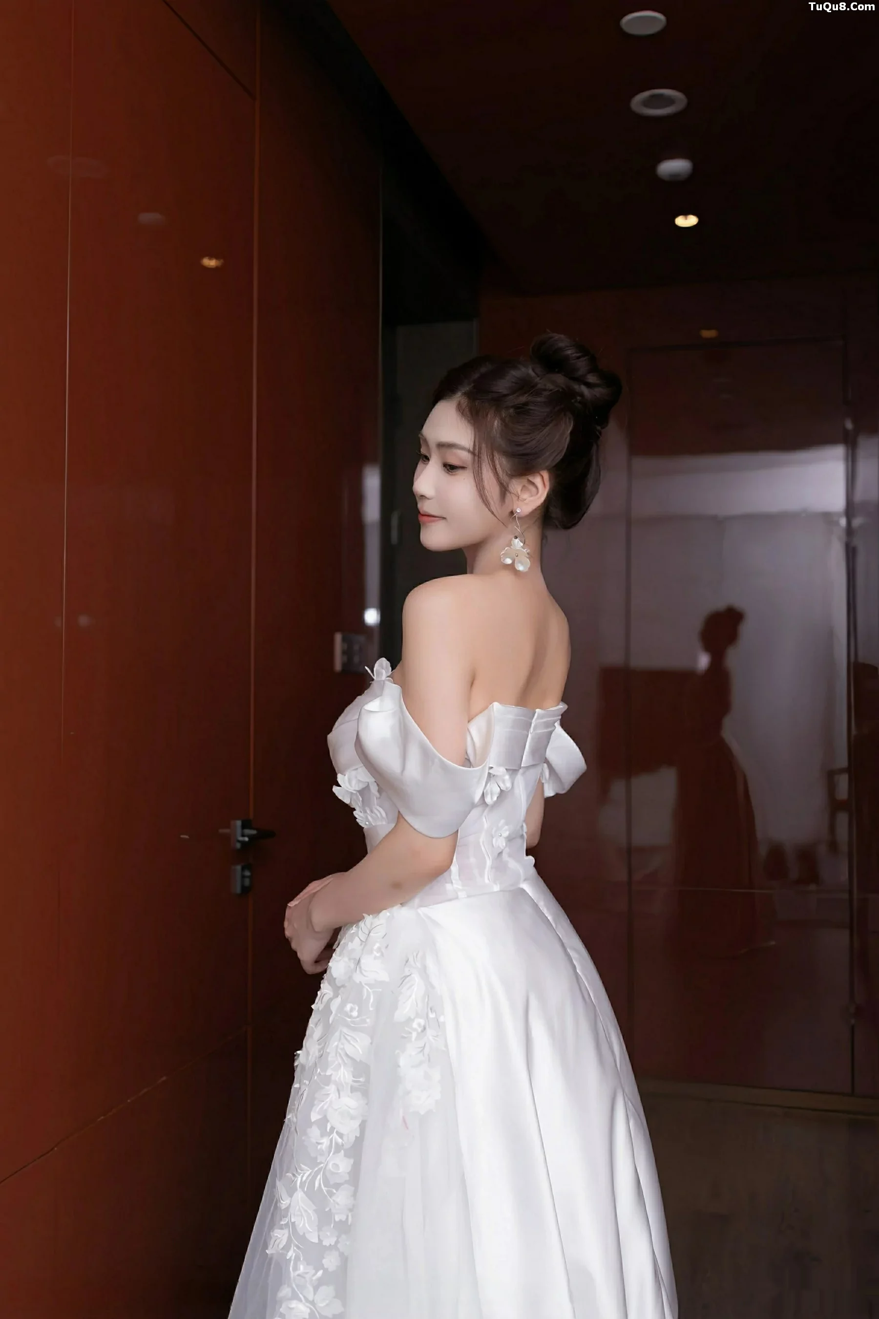   [XiuRen]高清写真图 2025.09.26 No.10814 刘婷婷 白色婚纱第2张图片
