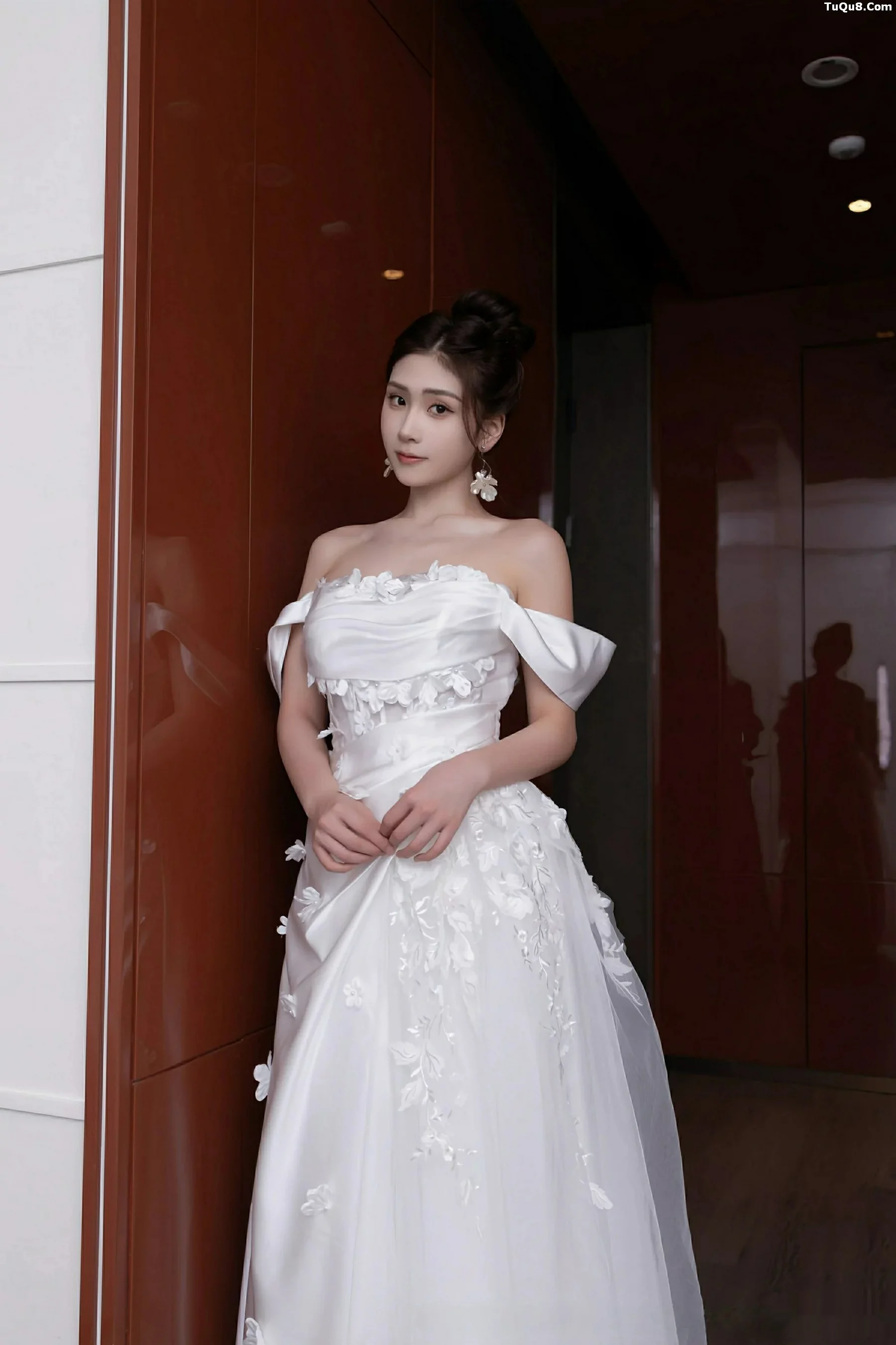   [XiuRen]高清写真图 2025.09.26 No.10814 刘婷婷 白色婚纱第4张图片