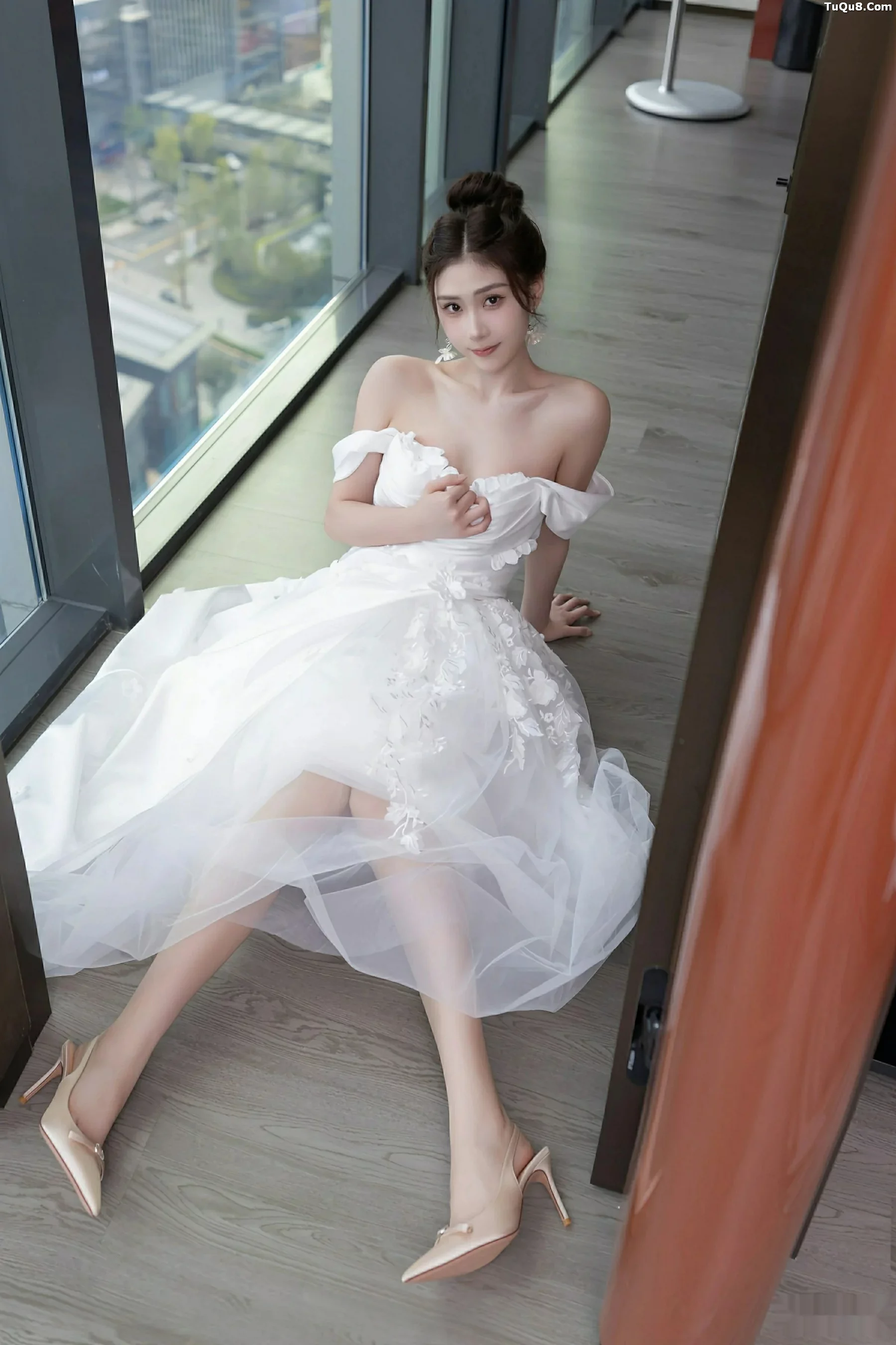   [XiuRen]高清写真图 2025.09.26 No.10814 刘婷婷 白色婚纱第8张图片