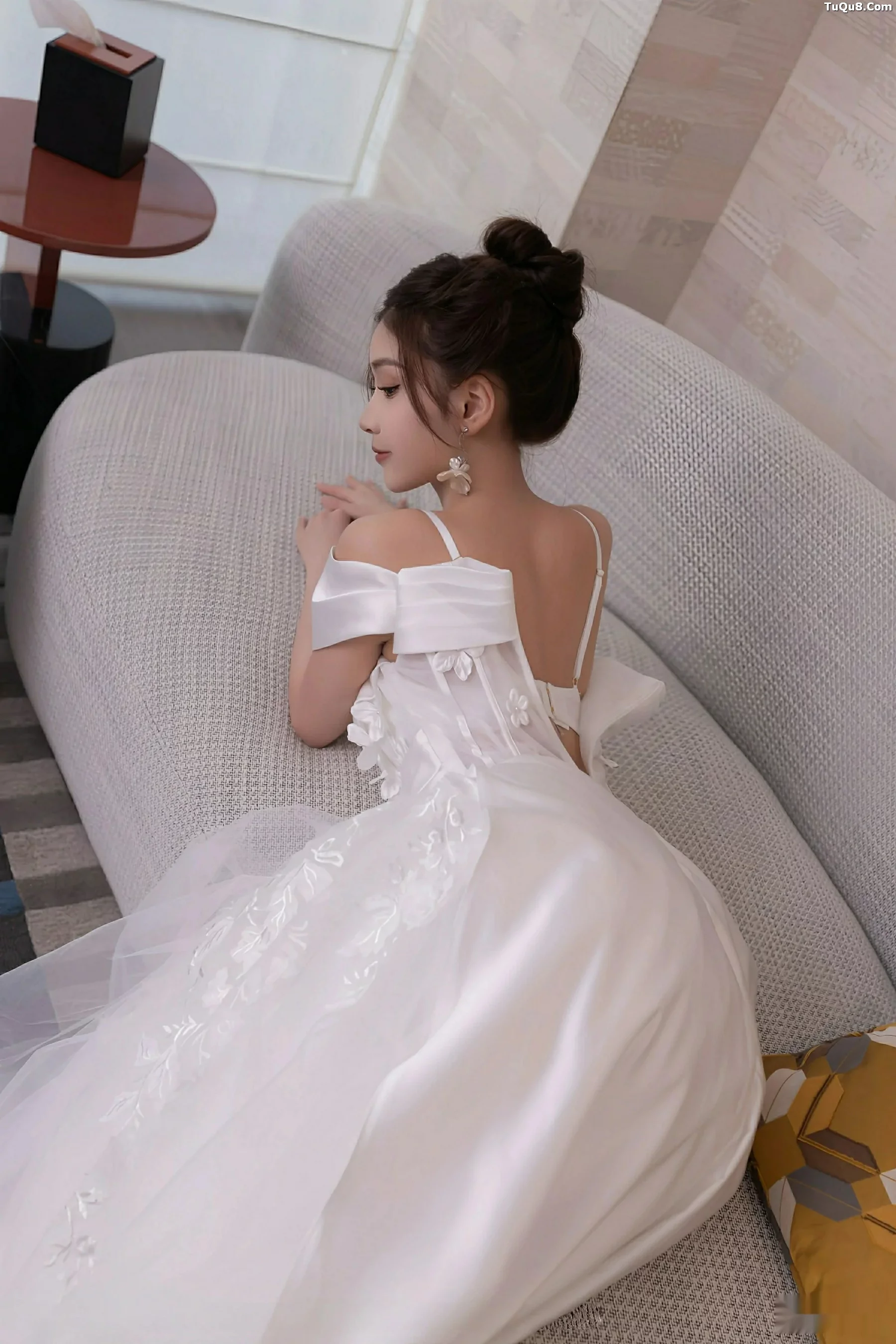   [XiuRen]高清写真图 2025.09.26 No.10814 刘婷婷 白色婚纱第10张图片