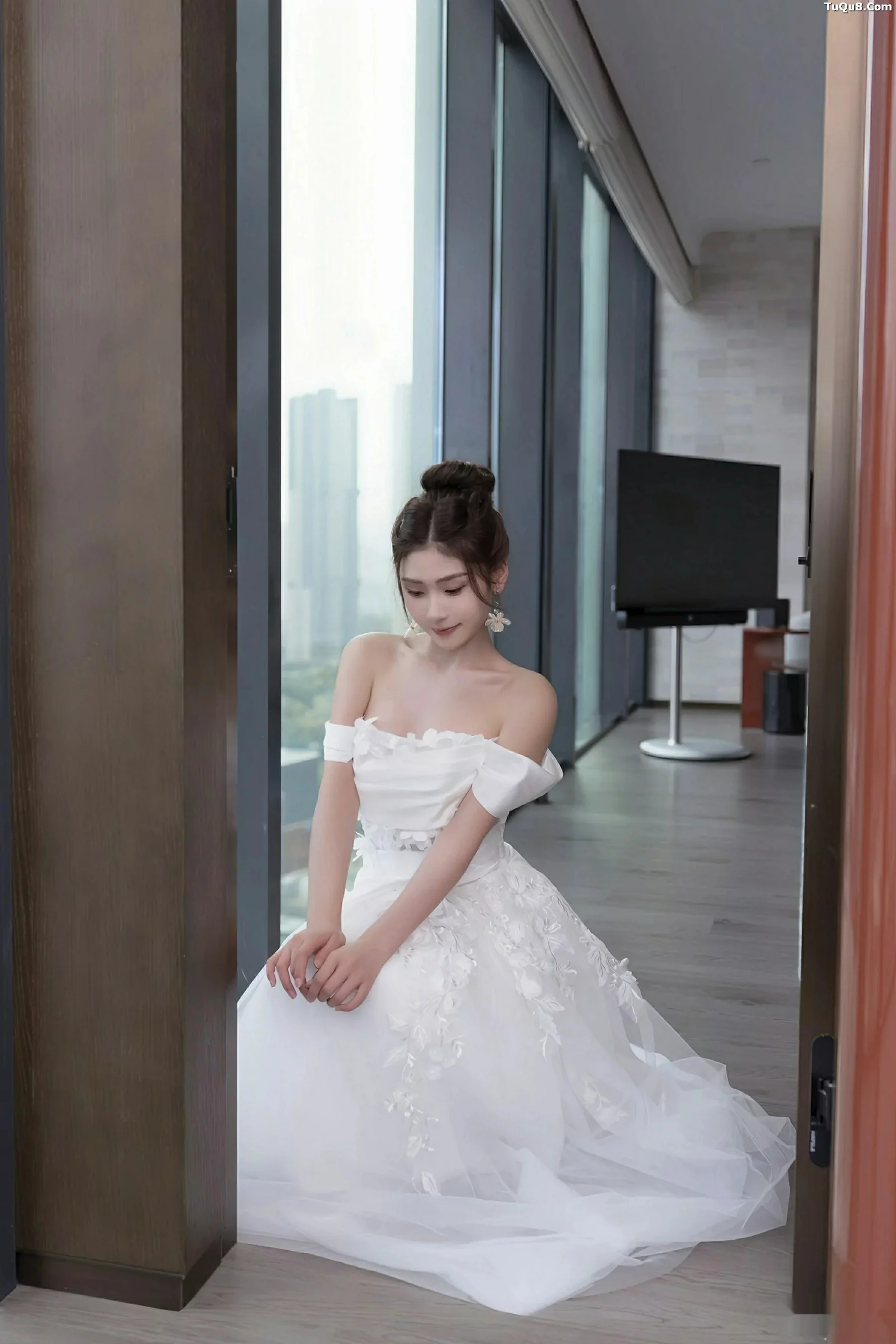   [XiuRen]高清写真图 2025.09.26 No.10814 刘婷婷 白色婚纱第11张图片