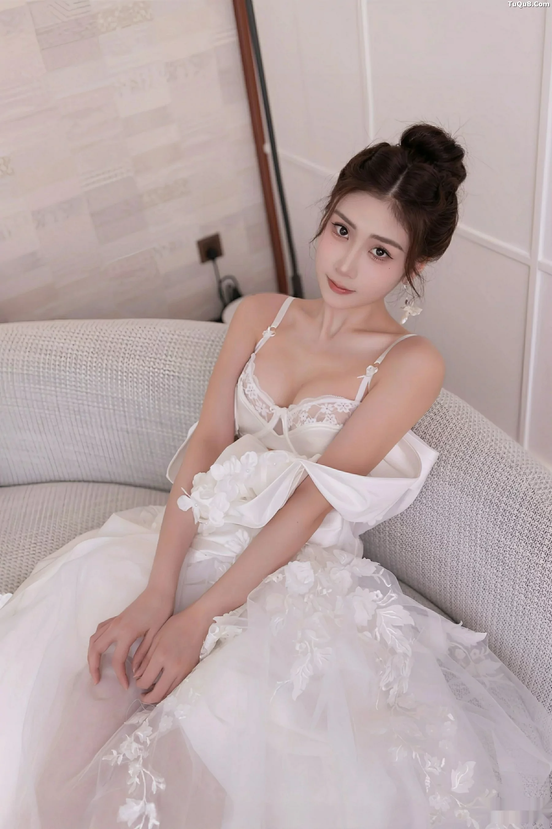   [XiuRen]高清写真图 2025.09.26 No.10814 刘婷婷 白色婚纱第12张图片
