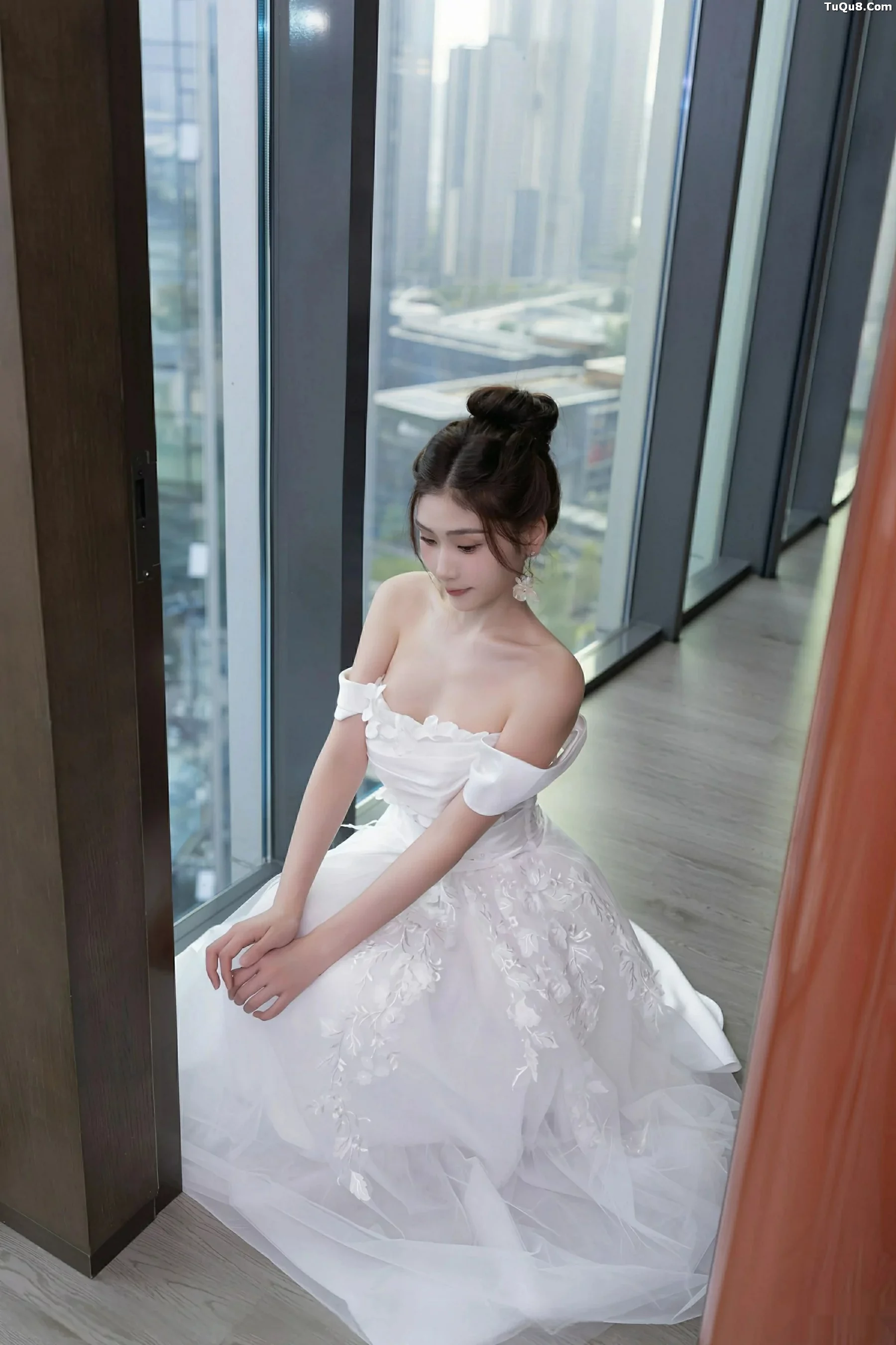  [XiuRen]高清写真图 2025.09.26 No.10814 刘婷婷 白色婚纱第13张图片