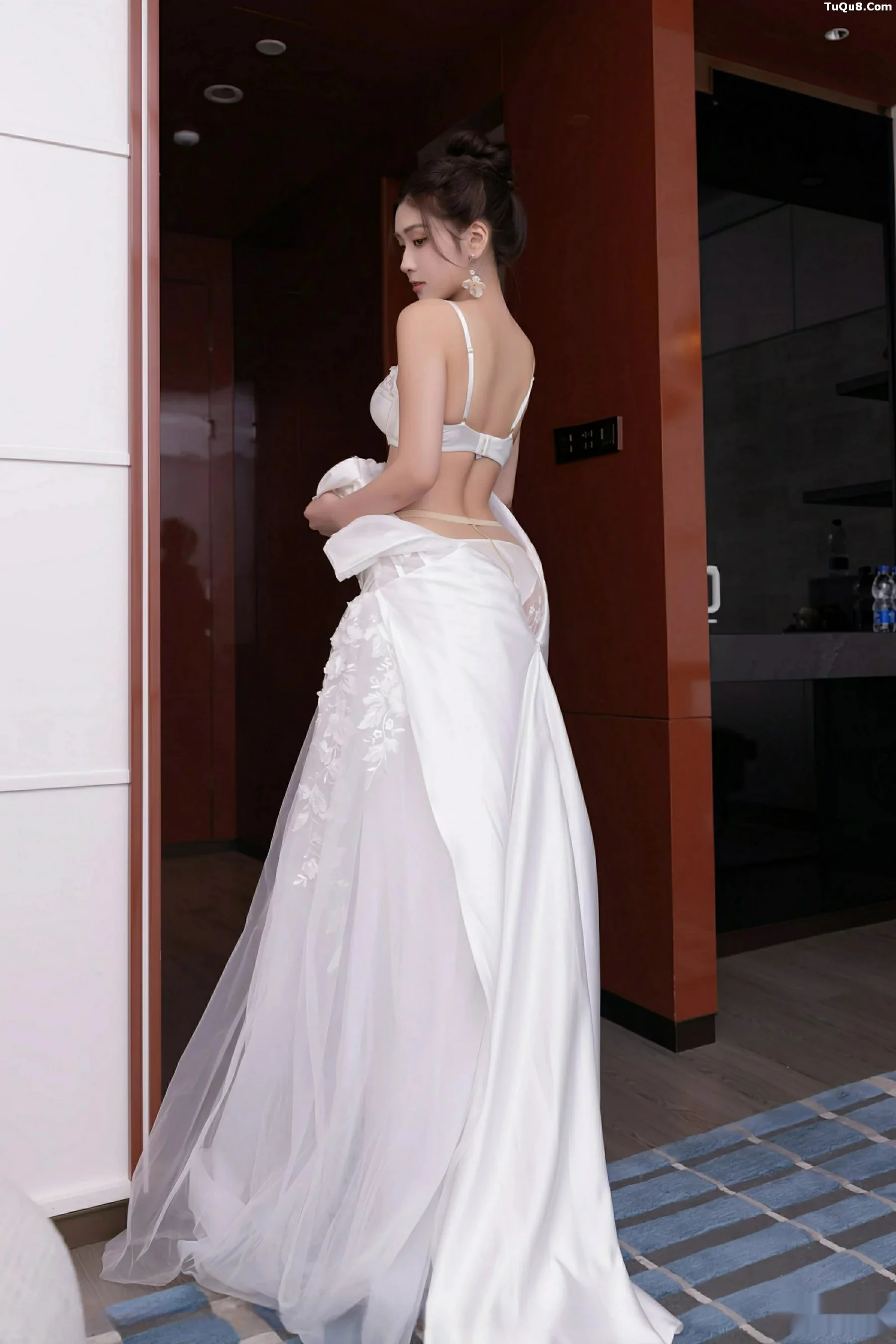   [XiuRen]高清写真图 2025.09.26 No.10814 刘婷婷 白色婚纱第24张图片