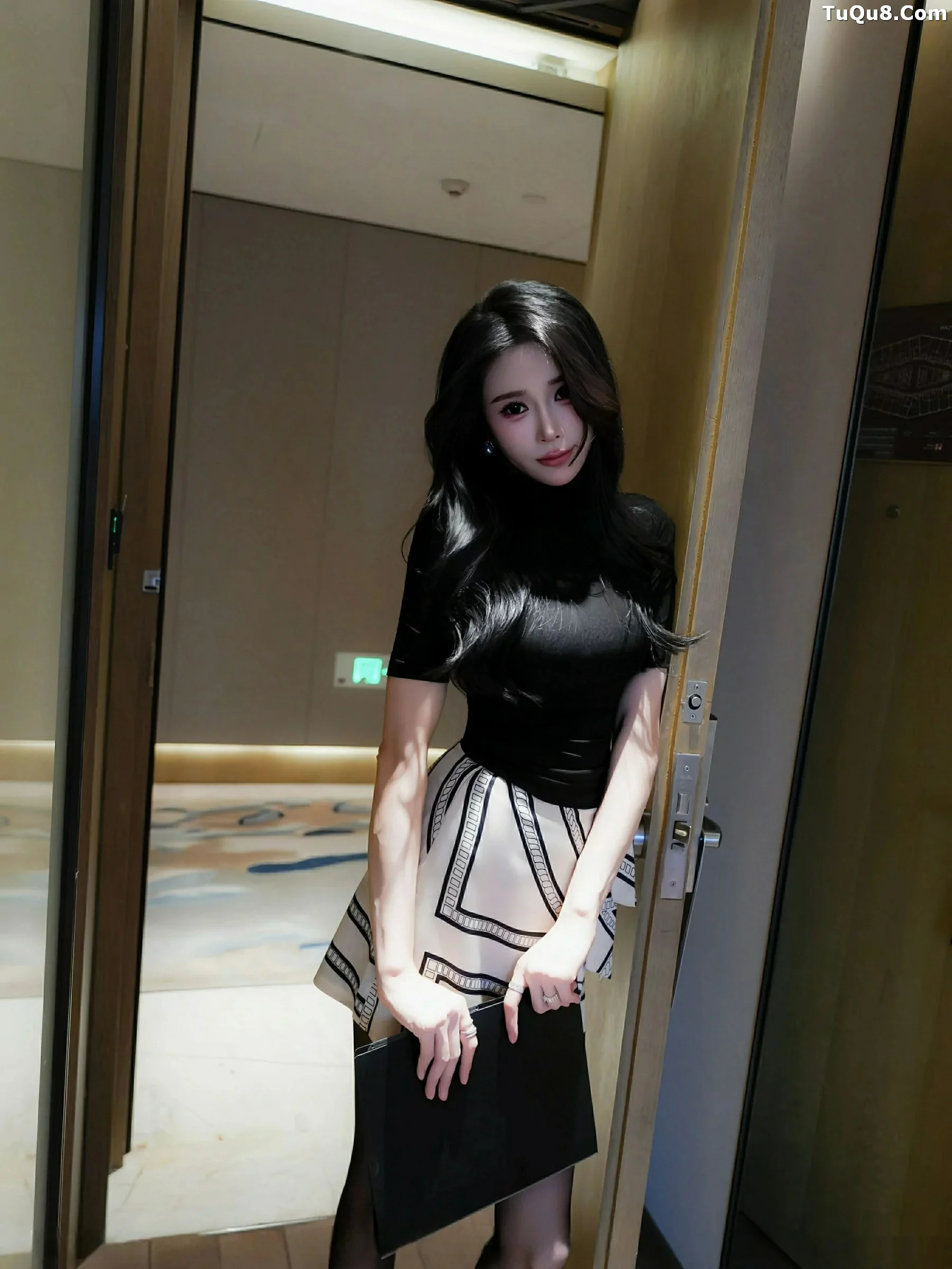   [XiuRen]高清写真图 2025.09.28 No.10817 椰汁糯米姬 黑色T恤第12张图片