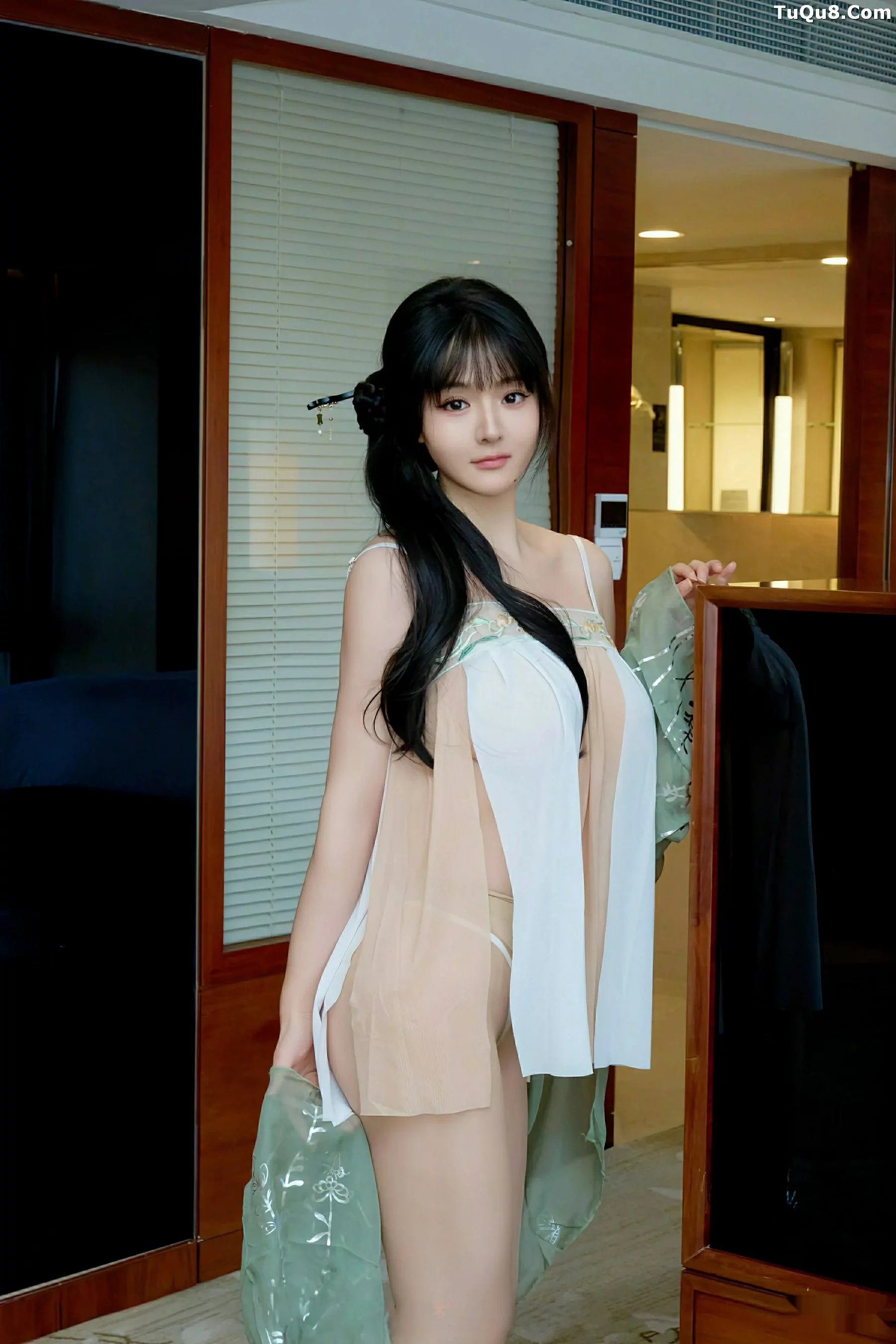   [XiuRen]高清写真图 2025.09.28 No.10818 沈南汐RuRu 古风服饰第25张图片