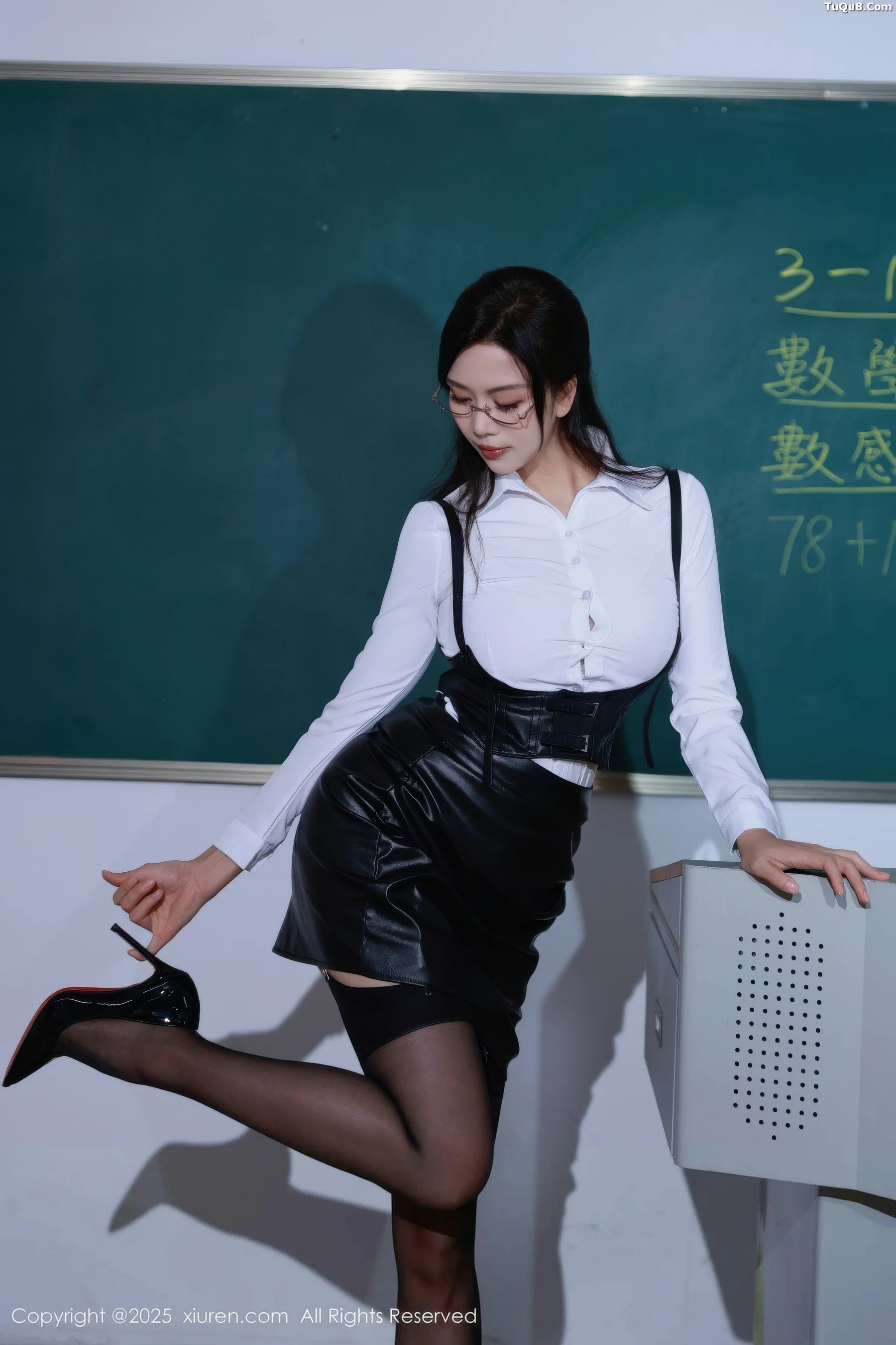   [XiuRen]高清写真图 2025.10.10 No.10846 玫瑰我爱你 魅惑黑丝第5张图片