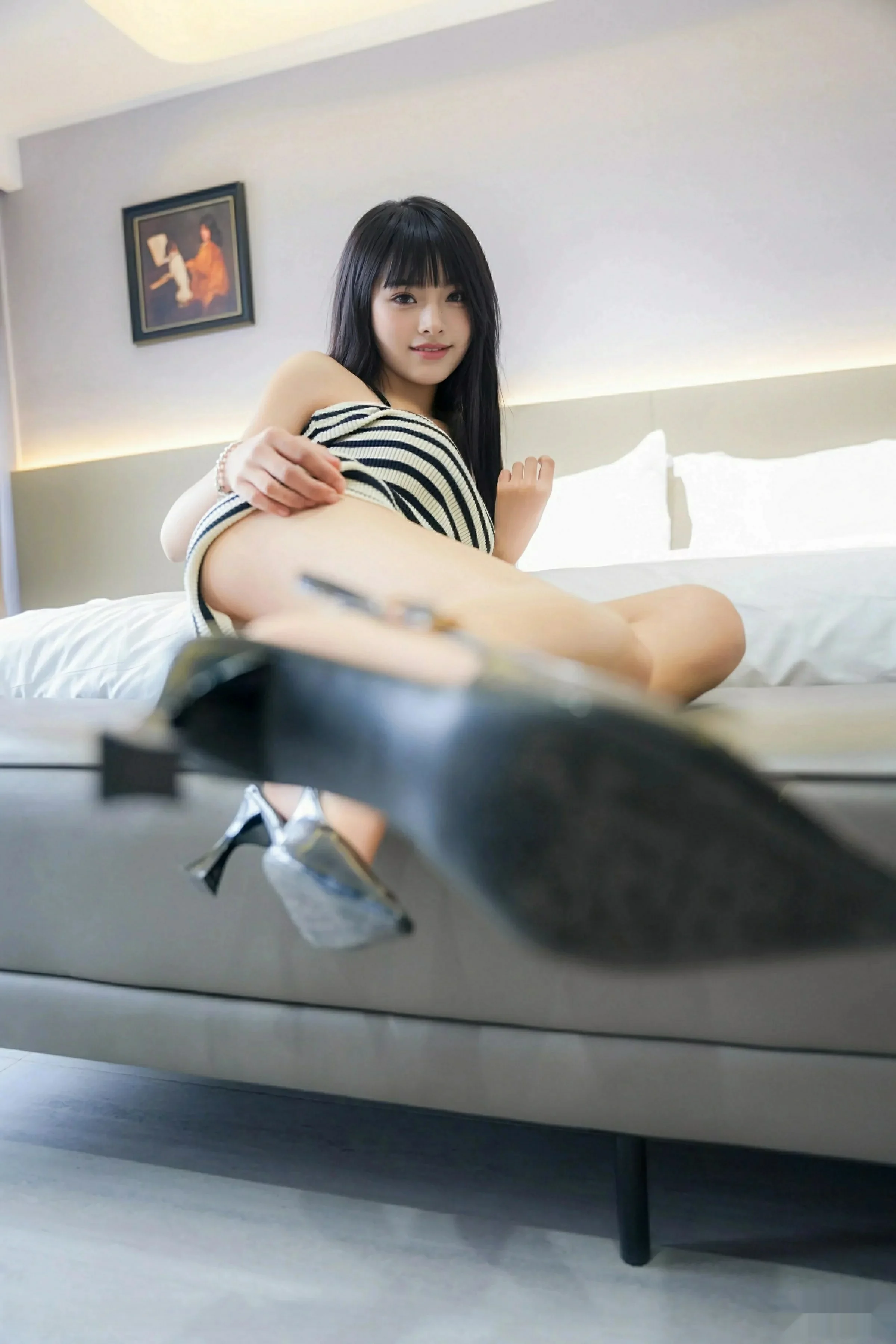   [XiuRen]高清写真图 2025.10.09 No.10838 小九阿 黑白连衣短裙第22张图片