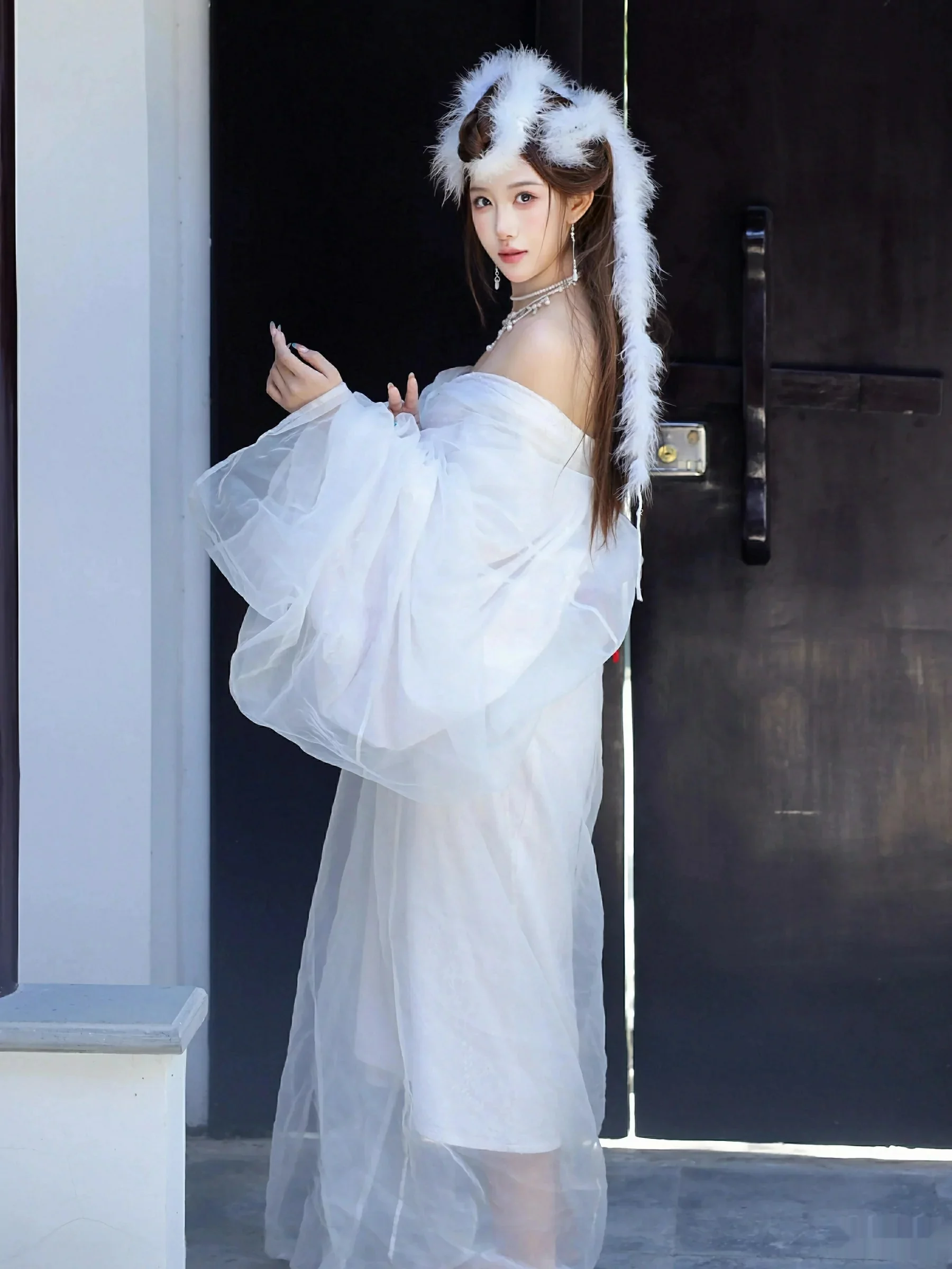   [XiuRen]高清写真图 2025.10.09 No.10843 金允希Yuki 低胸长裙第1张图片