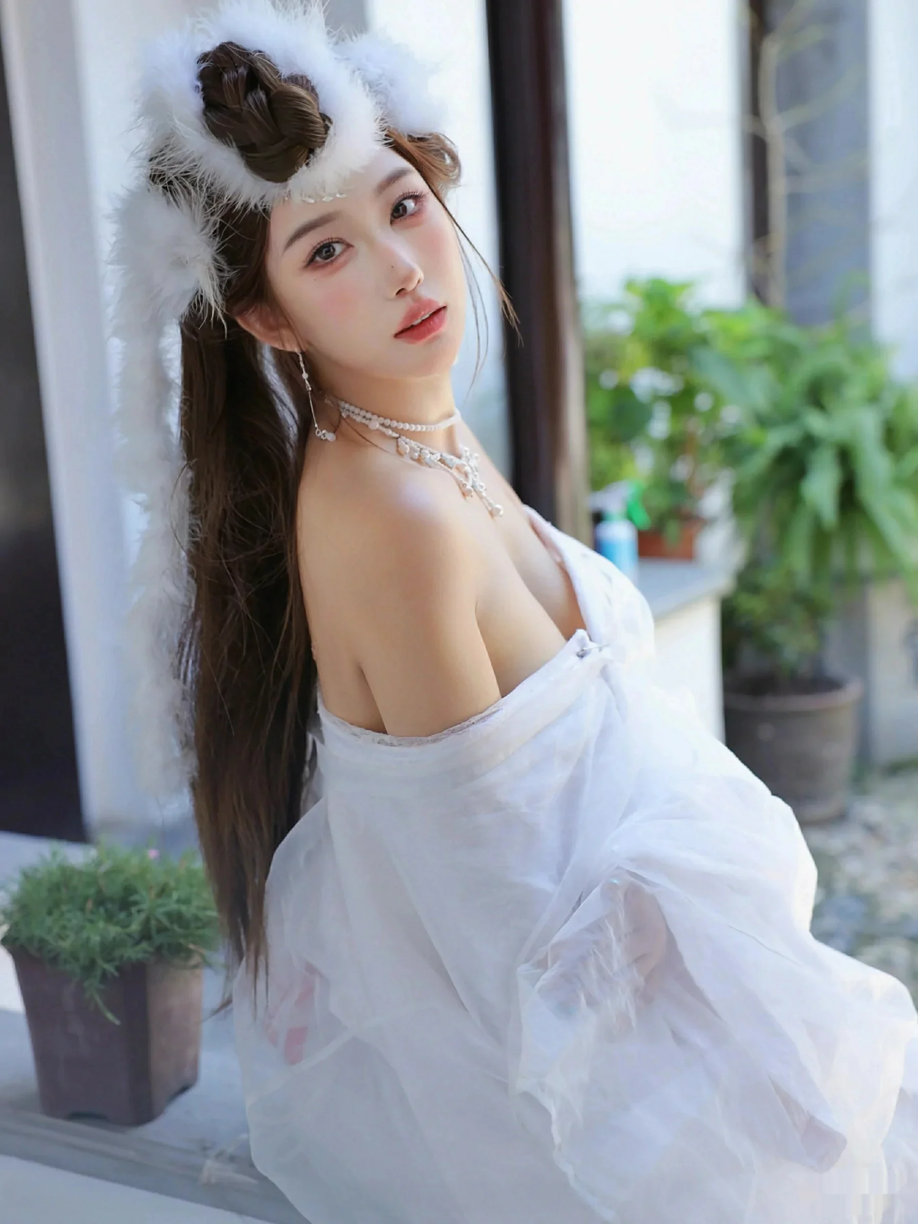   [XiuRen]高清写真图 2025.10.09 No.10843 金允希Yuki 低胸长裙第14张图片
