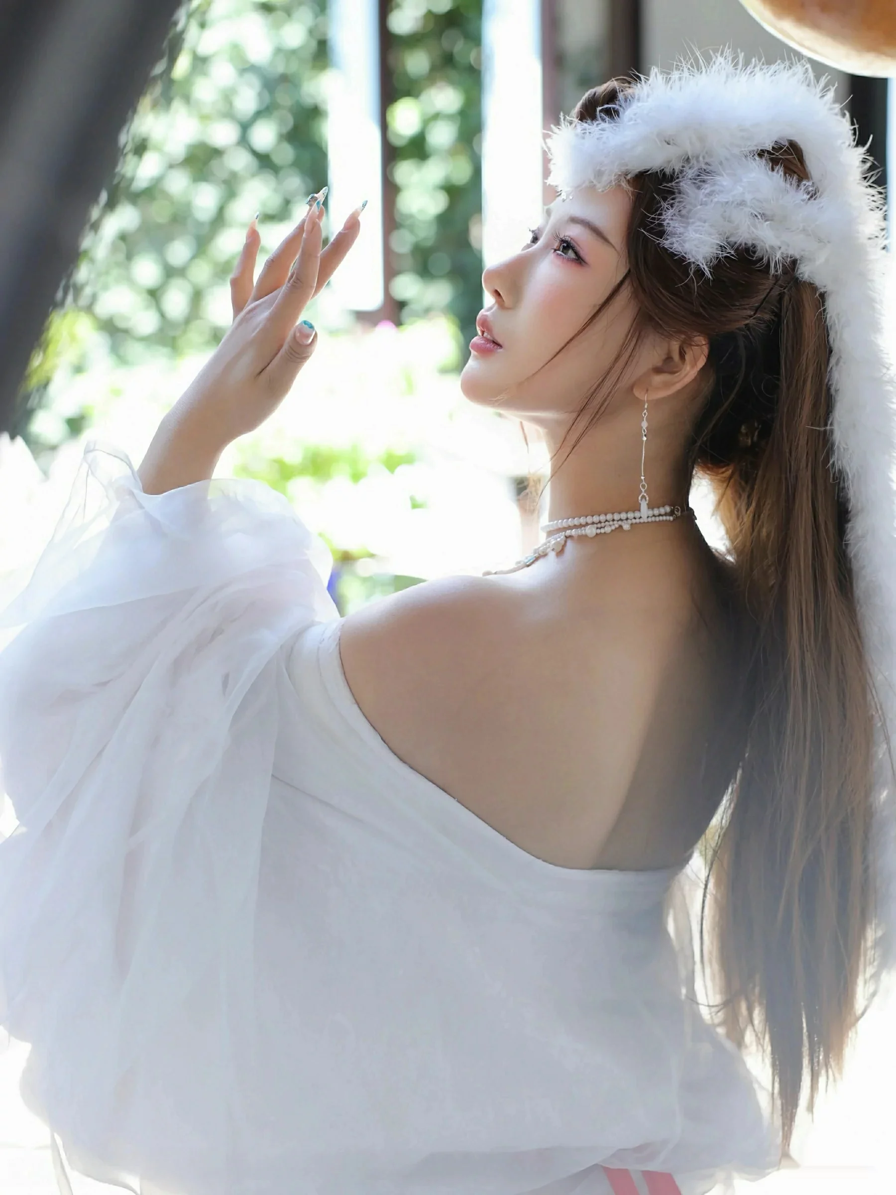   [XiuRen]高清写真图 2025.10.09 No.10843 金允希Yuki 低胸长裙第19张图片