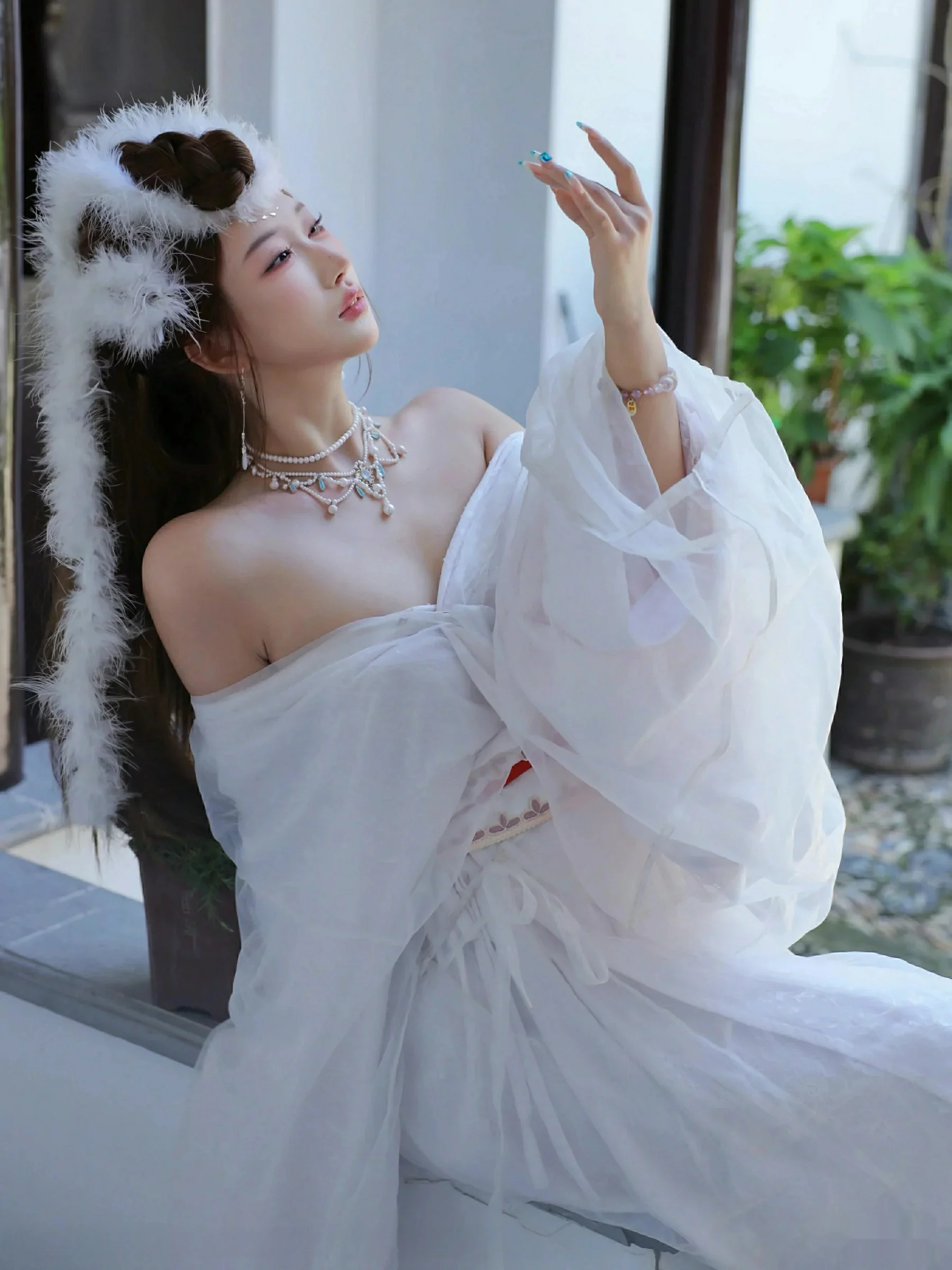   [XiuRen]高清写真图 2025.10.09 No.10843 金允希Yuki 低胸长裙第20张图片