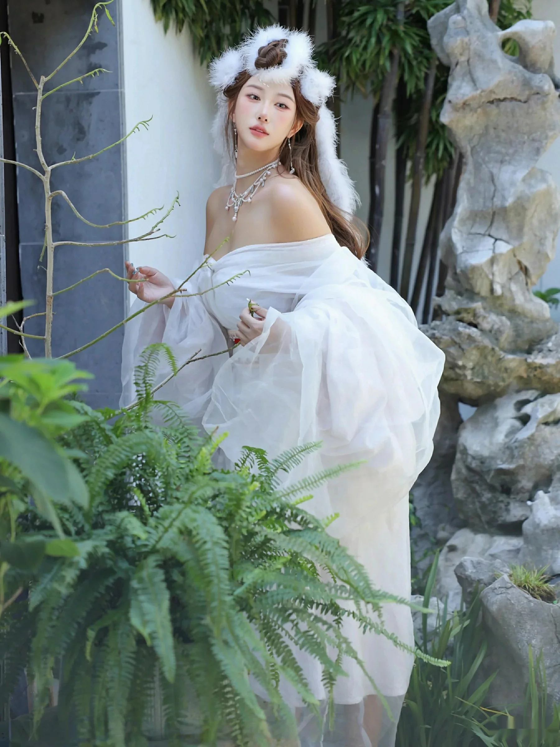   [XiuRen]高清写真图 2025.10.09 No.10843 金允希Yuki 低胸长裙第21张图片