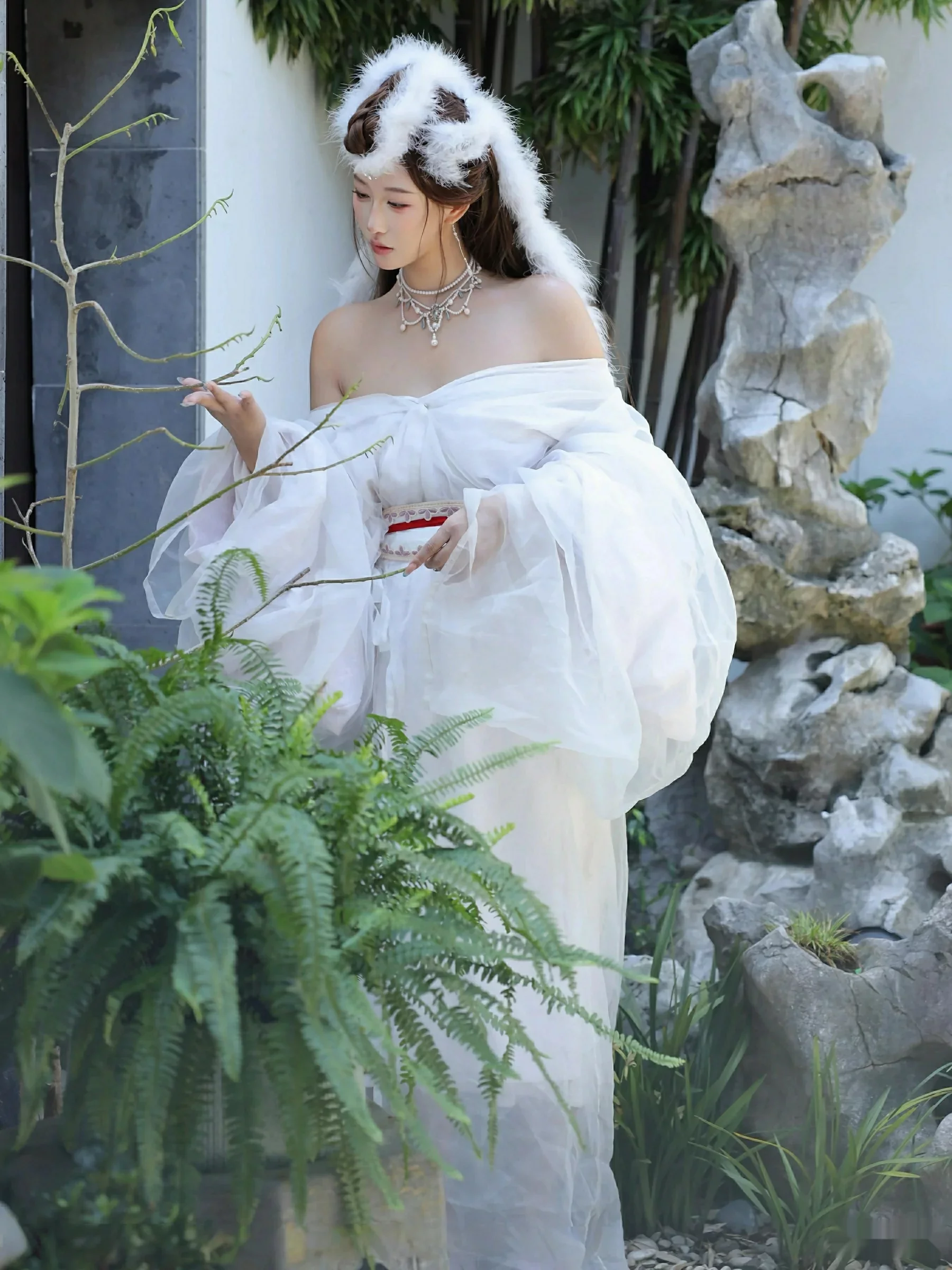   [XiuRen]高清写真图 2025.10.09 No.10843 金允希Yuki 低胸长裙第26张图片