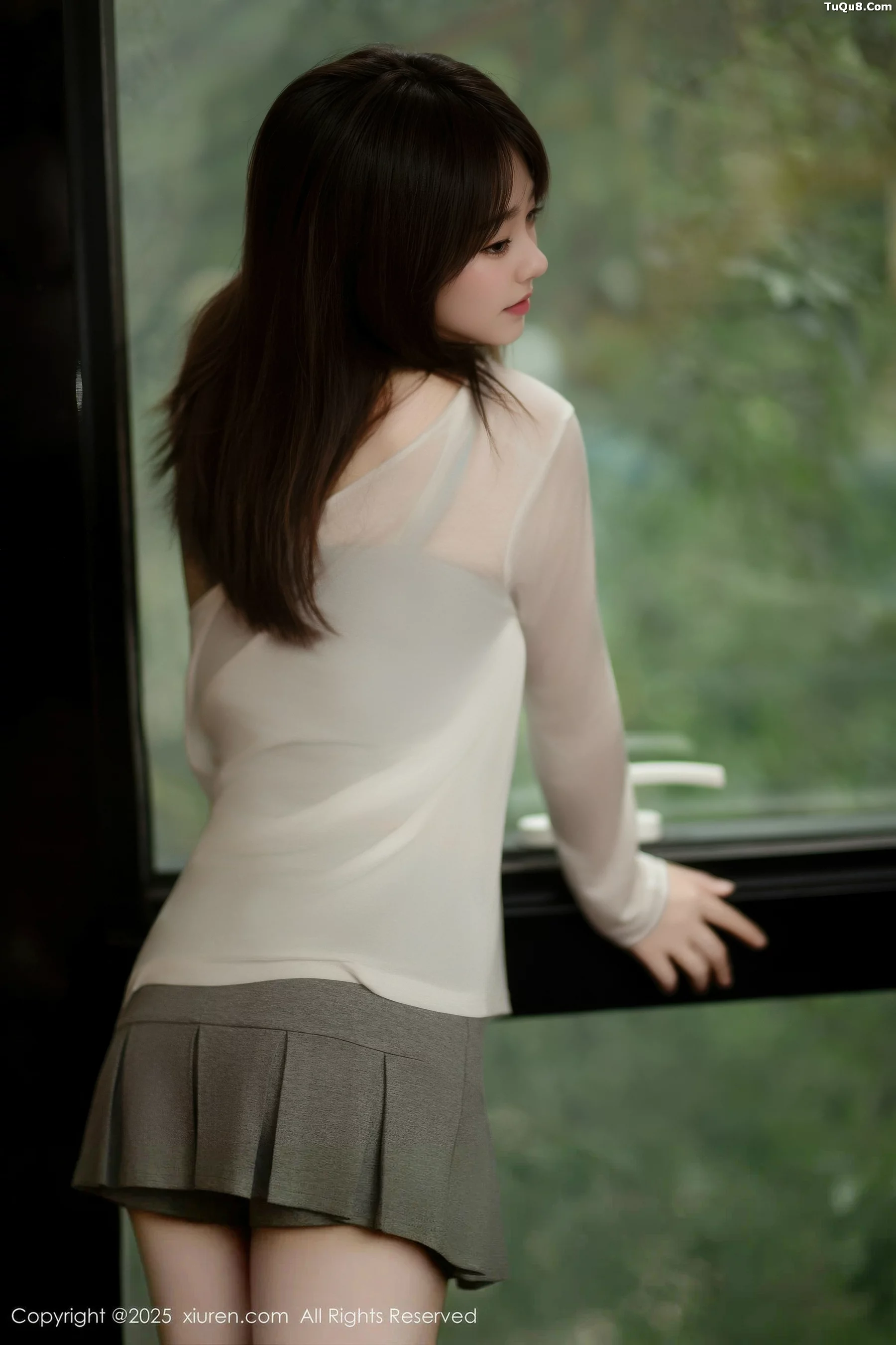   [XiuRen]高清写真图 2025.10.10 No.10845 炎恬kitty 浅色短裙第11张图片